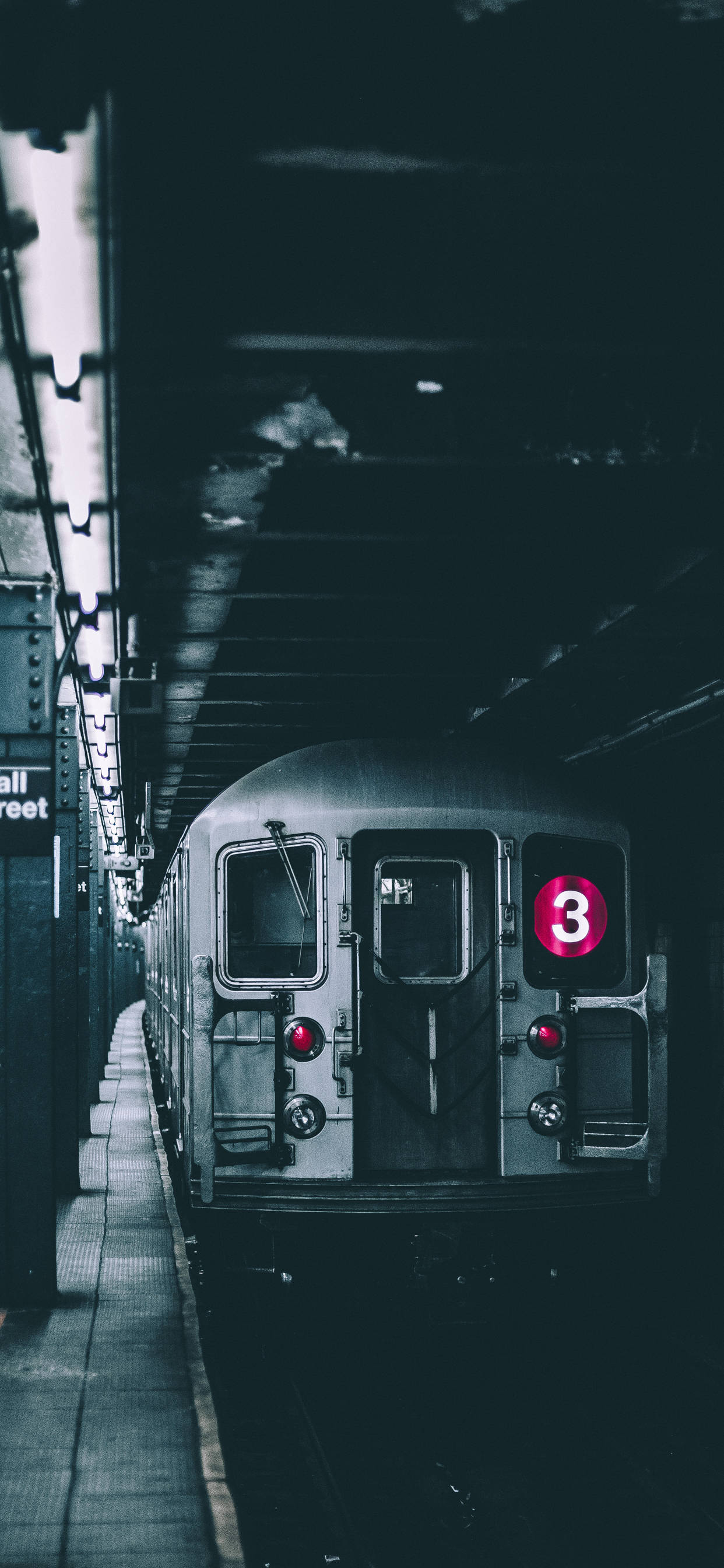 Train 桌布 壁紙 — 一列復古地鐵列車帶有發光的粉紅色3號標誌，停在燈光昏暗的地下車站月台上。