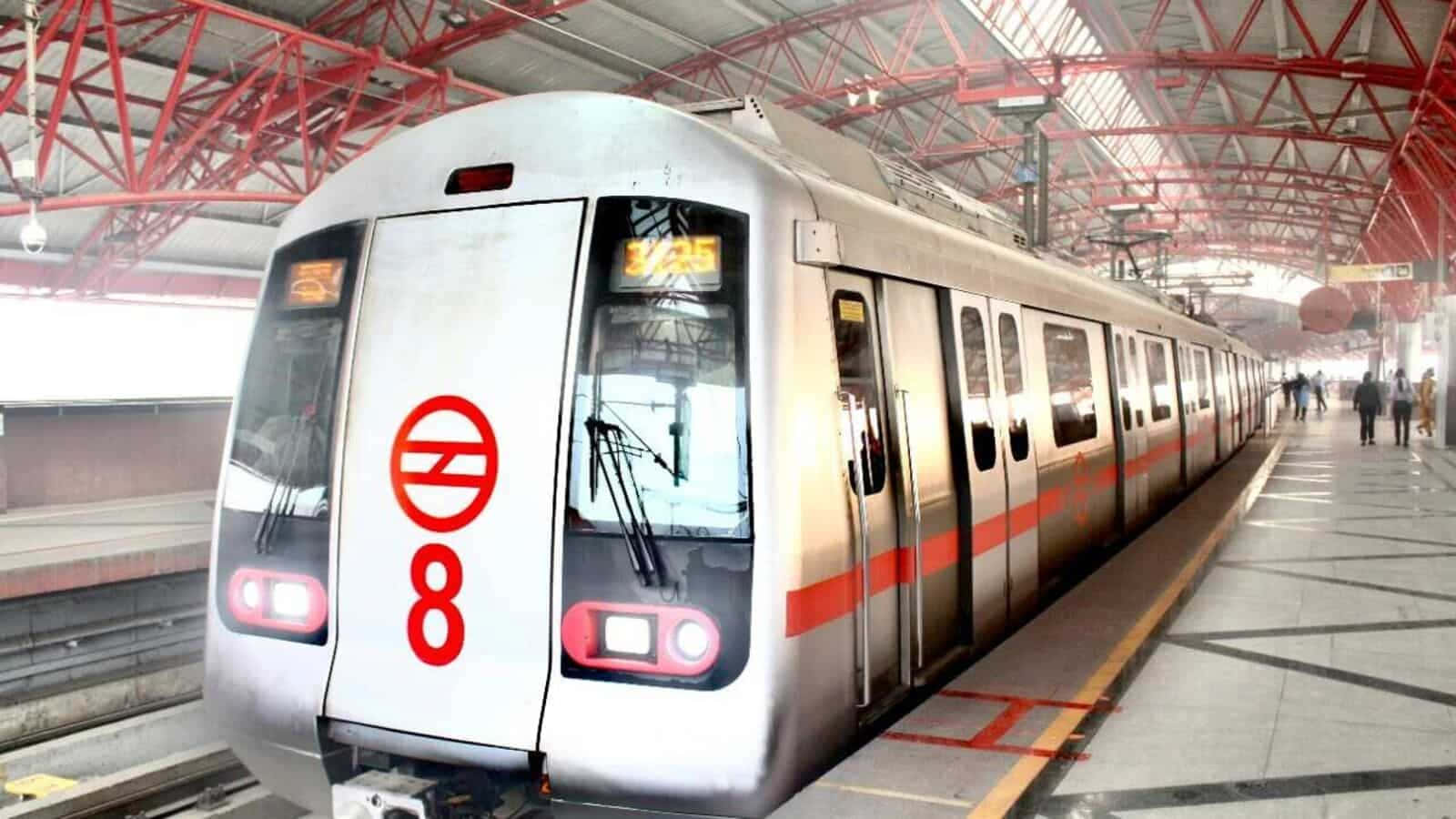 Metro 桌布 壁紙 — 一列時尚的銀色地鐵列車帶有紅色點綴和數字8標誌，停在紅色鋼桁架屋頂下的車站月台上。