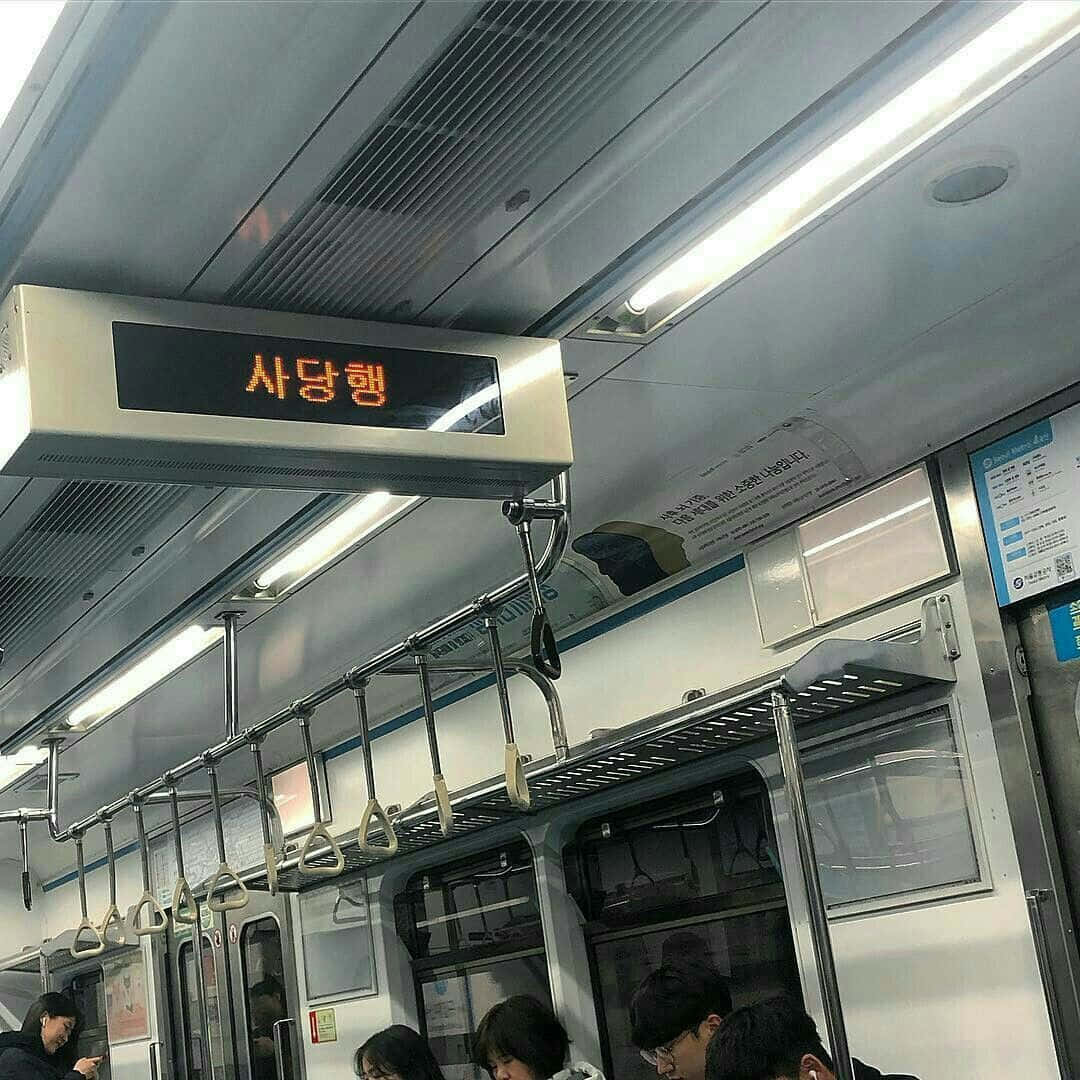一列火車，乘客坐在座位上 壁紙