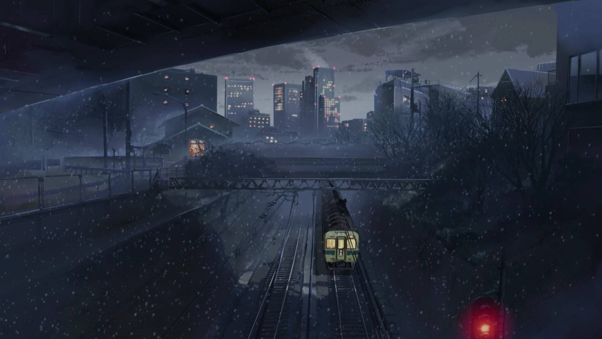 Anime Night City 桌布 壁紙 — 一列火車在雪夜的城市中滑行，城市燈光在光禿的樹木和飄落的雪花後閃爍。