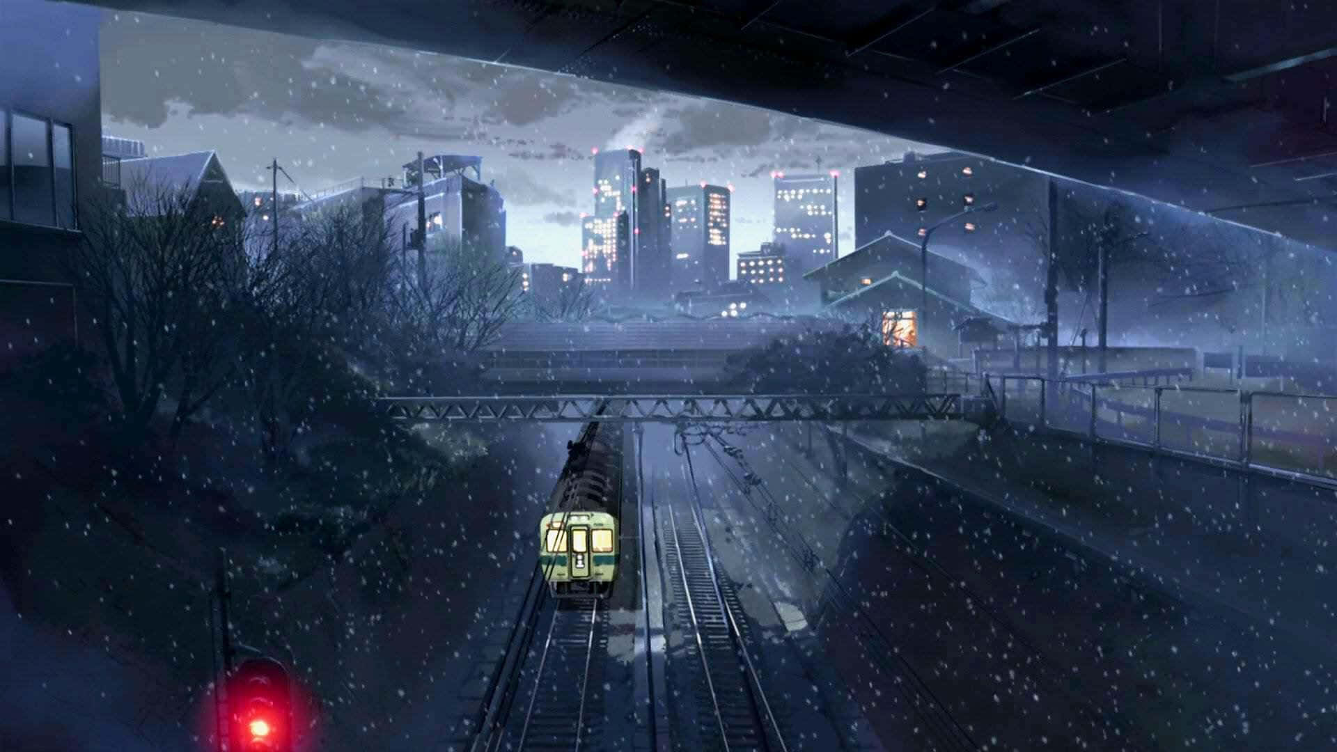 秒速5公分 桌布 壁紙 — 一列火車在飄雪下溫暖地發光，夜間穿過寧靜的城市車站，遠處城市燈光閃爍。