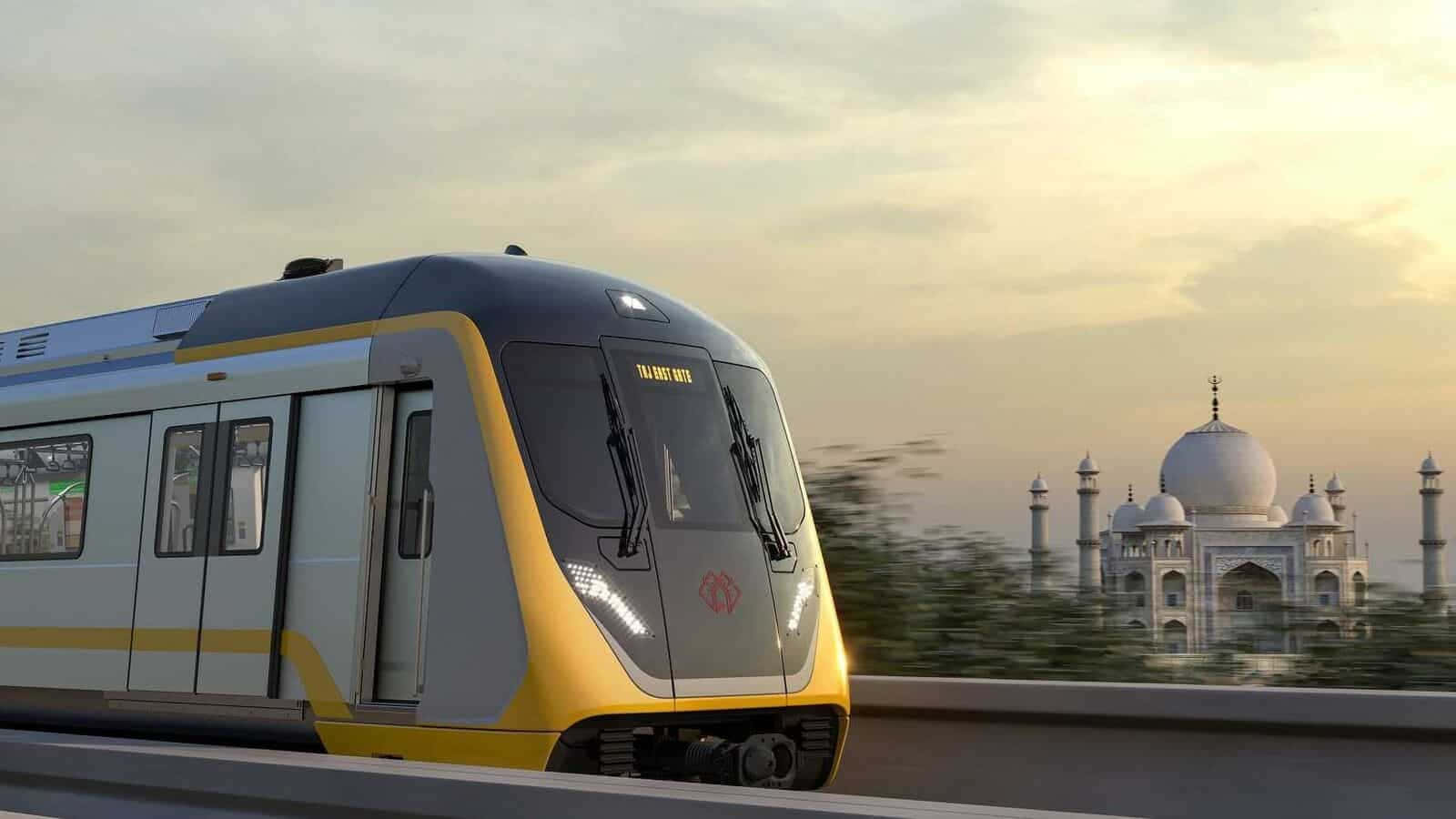 Metro 桌布 壁紙 — 一列現代化的黃銀色火車在柔和的金色日落天空下，飛馳而過標誌性的泰姬瑪哈陵。