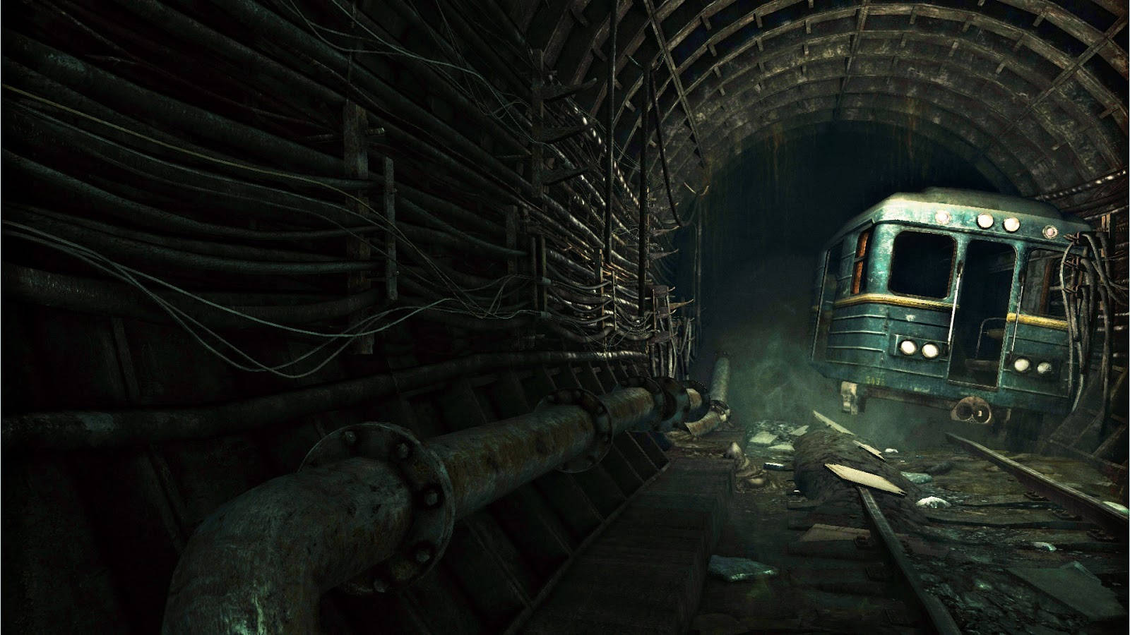 4K Metro 2033 桌布 壁紙 — 一列生鏽的地鐵列車被遺棄在一個黑暗、充滿碎石的隧道中，管道和電線外露。