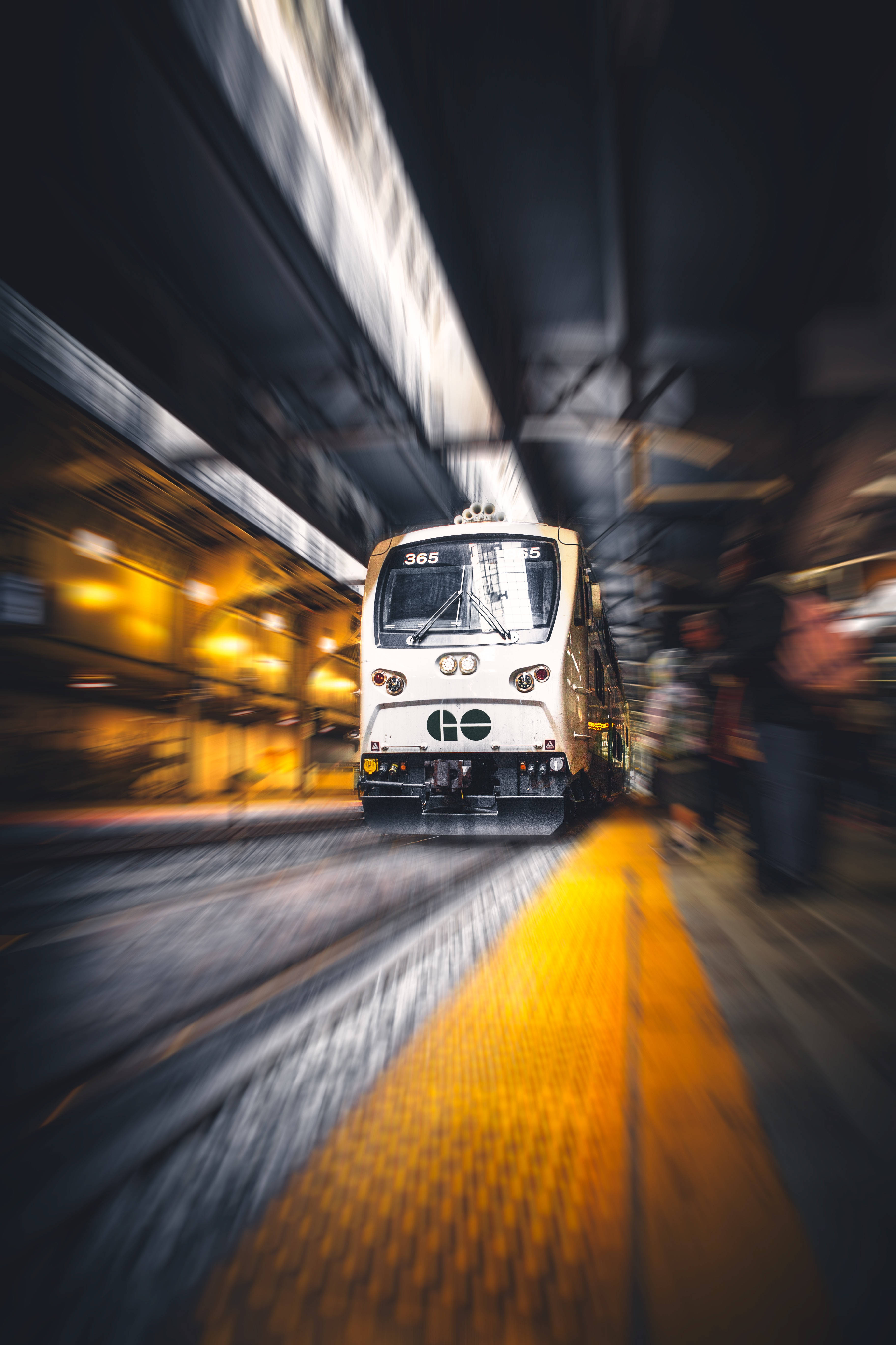 火車 桌布 壁紙 — 一列白色火車高速穿過隧道，動態模糊拉出燈光和月台邊緣的條紋。