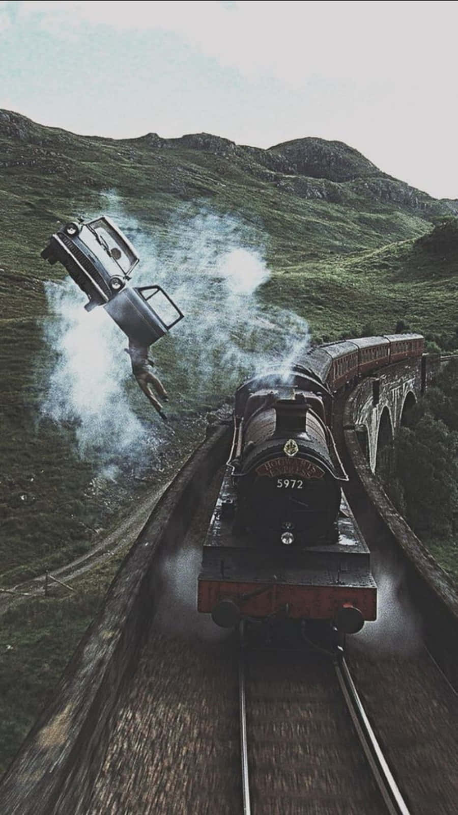 The Hogwarts Express Train 桌布 壁紙 — 一列蒸汽火車在霧氣瀰漫的山口疾馳，旁邊一輛汽車被猛烈拋向空中。