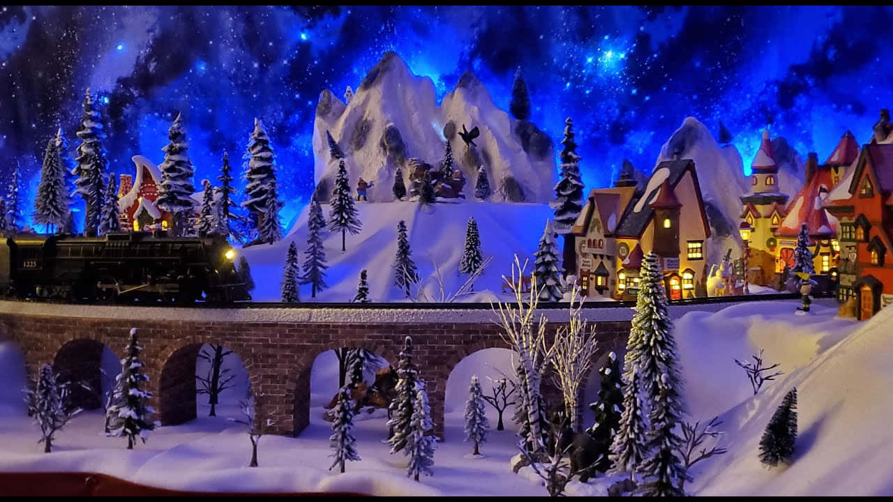 Polar Express 桌布 壁紙 — 一列覆蓋著雪的小火車穿過石橋，經過一個在星空下閃閃發光的冬季村莊。