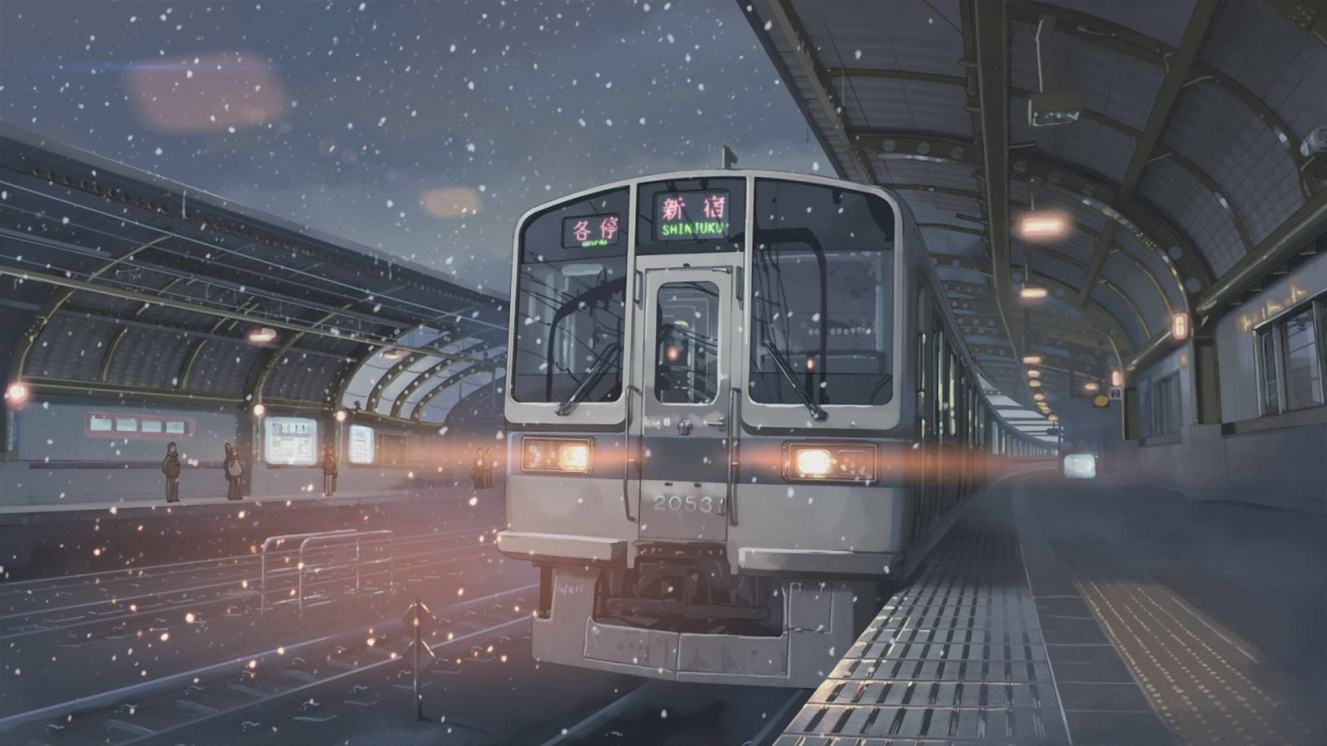 Makoto Shinkai 桌布 壁紙 — 一列銀色火車在星光燦爛的夜空下抵達白雪覆蓋的車站，周圍有閃爍的燈光和飄落的雪花。