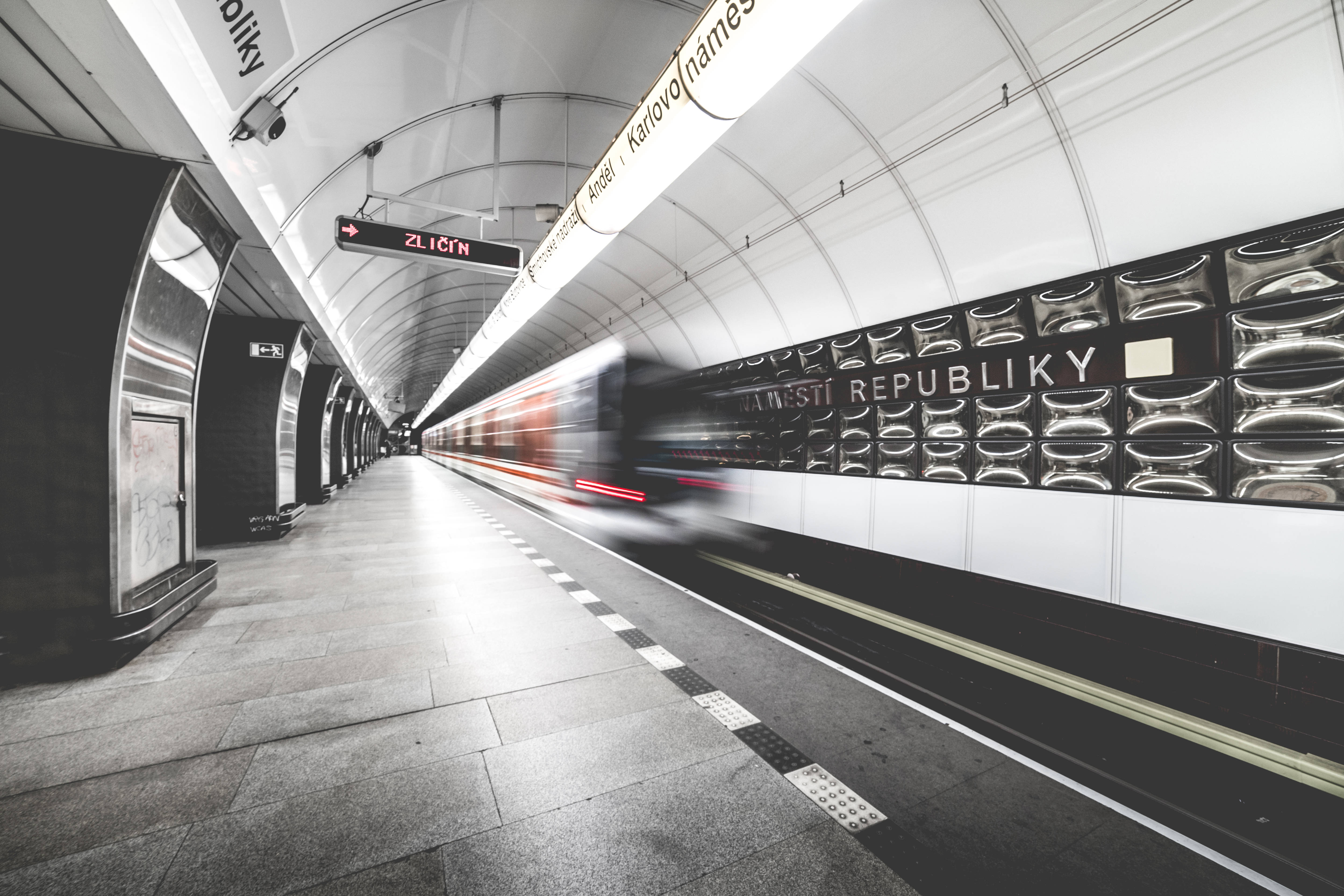 Moving 桌布 壁紙 — 一列高速列車在一個時尚現代的地鐵站中模糊掠過，車站有白色弧形天花板和瓷磚月台。