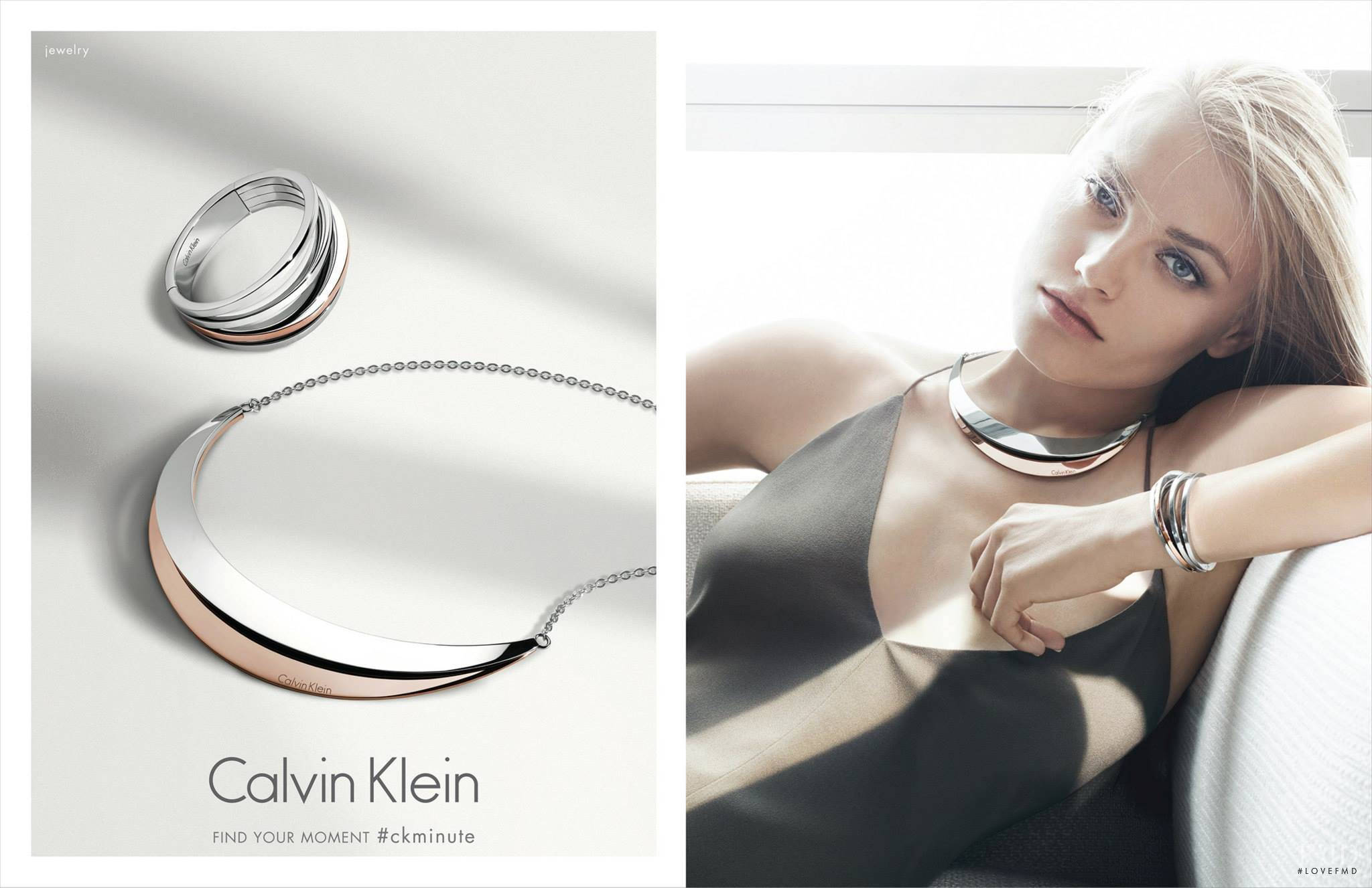 Klein 桌布 壁紙 — 一則極簡風格的Calvin Klein珠寶廣告，展示一位女性在明亮的白色背景前佩戴時尚的銀色和玫瑰金項鍊及手鐲。