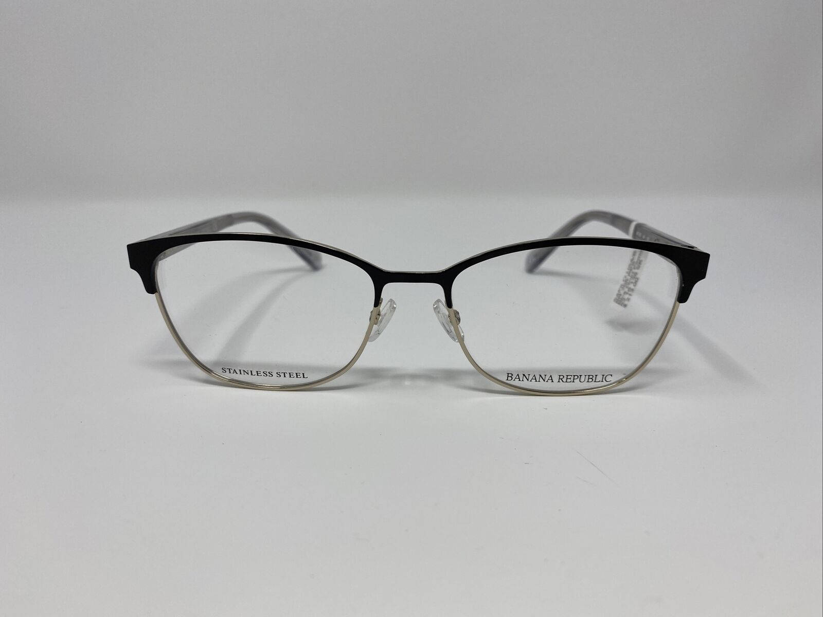 glasses 桌布 壁紙 — 一副Banana Republic不鏽鋼眼鏡，配有黑色和銀色鏡框，置於純白表面中央。