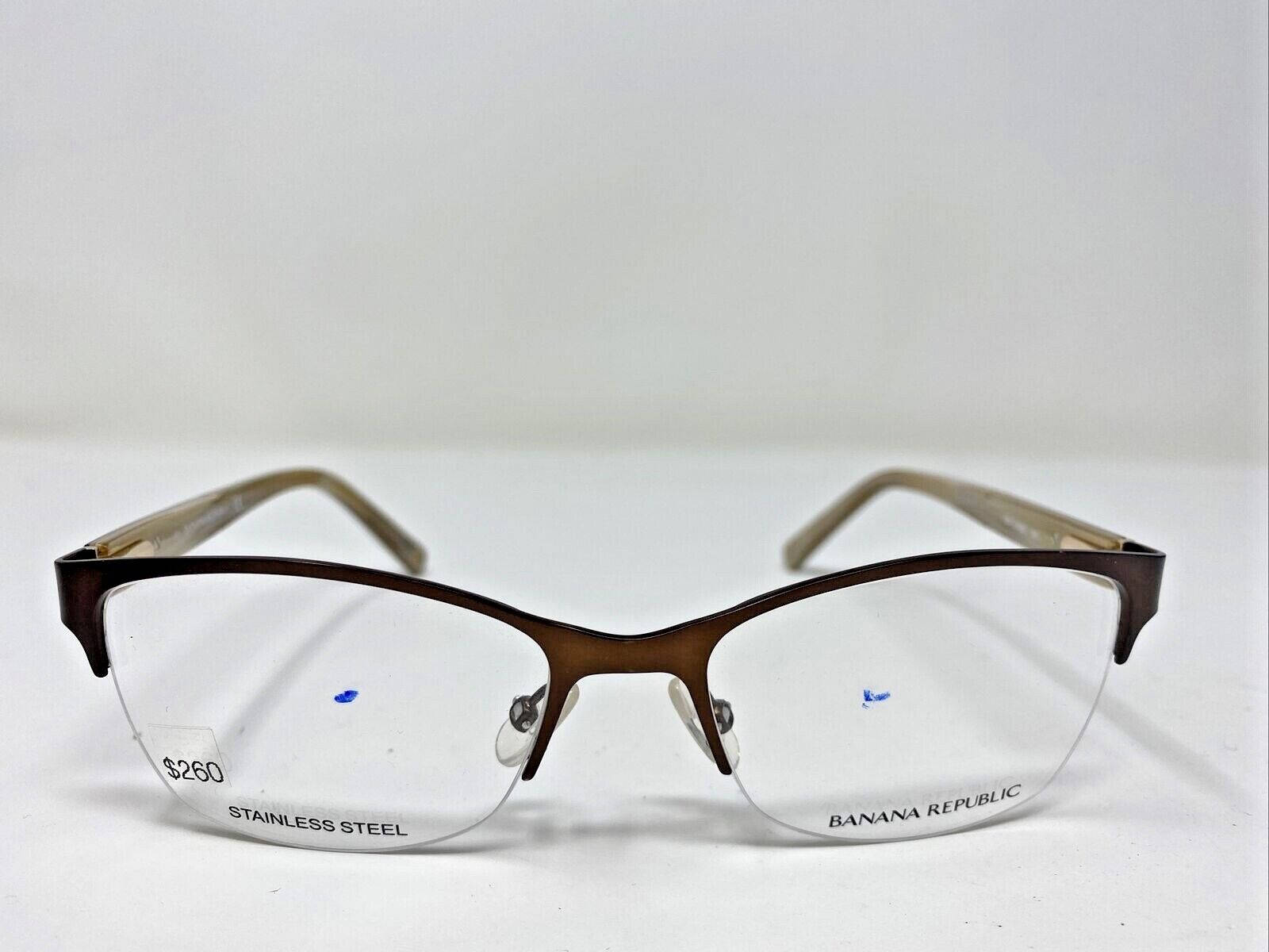 glasses 桌布 壁紙 — 一副Banana Republic不鏽鋼眼鏡，棕色鏡框，透明鏡片，放在白色表面上。