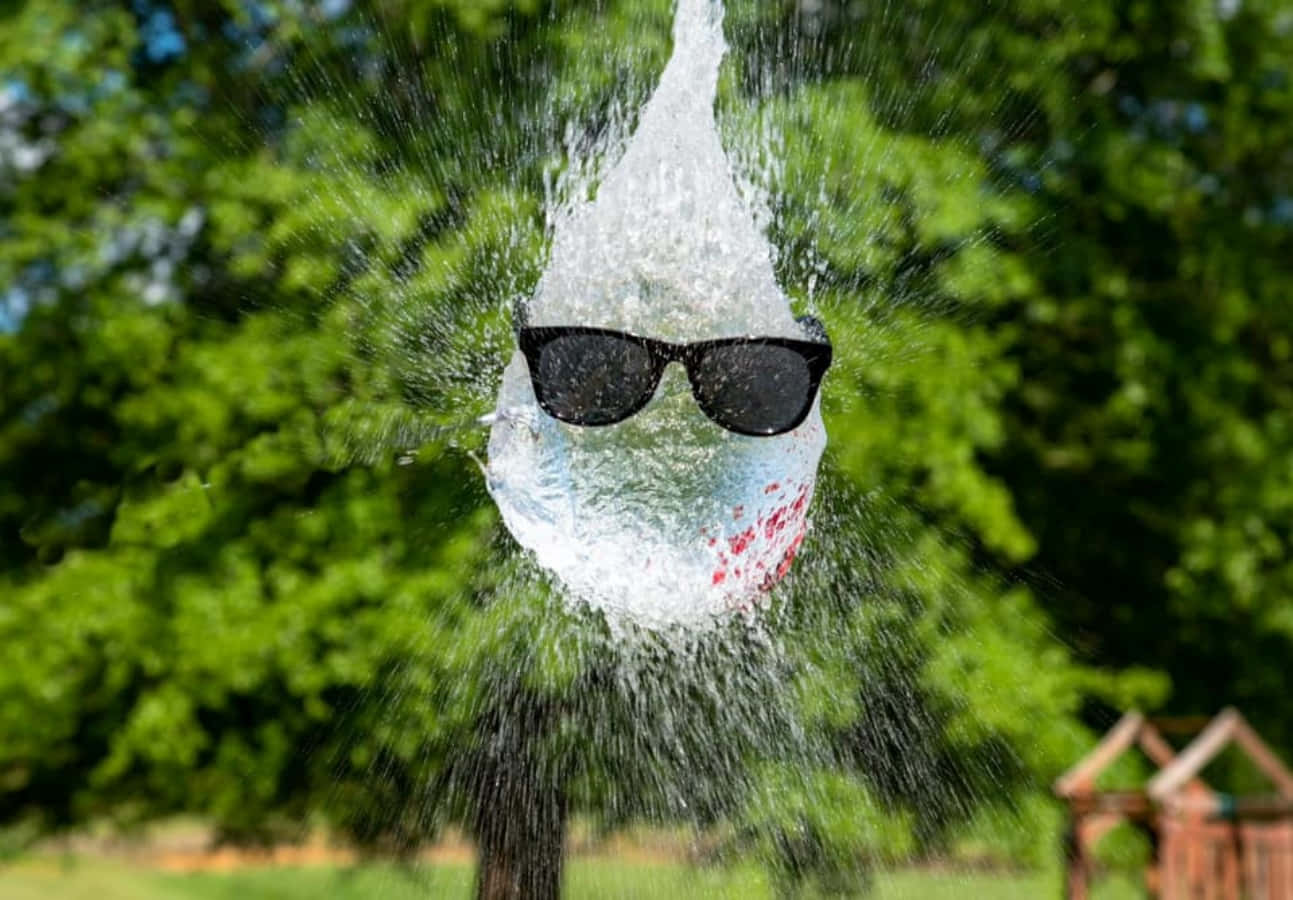 一副太陽眼鏡正被噴灑水霧 壁紙