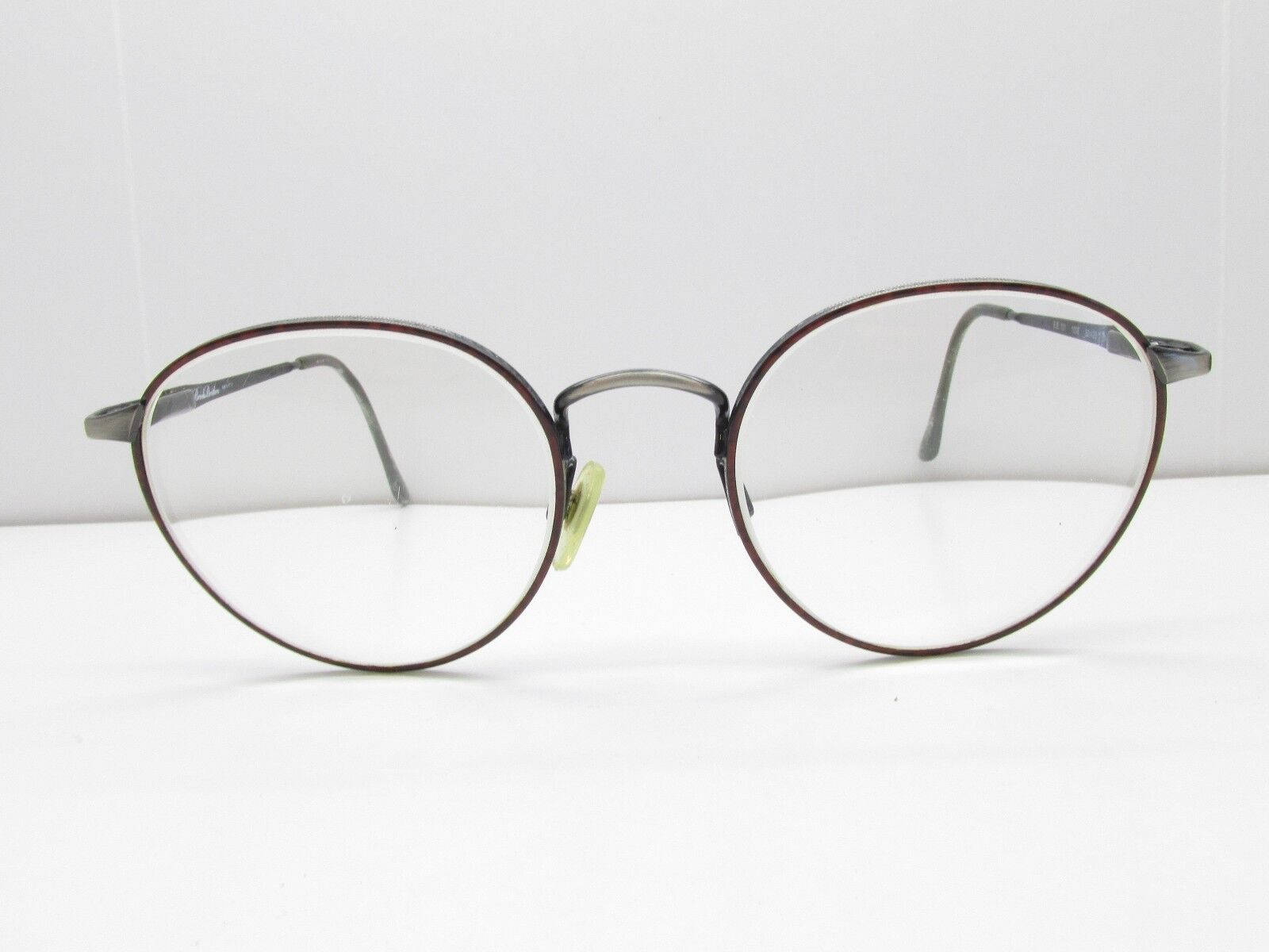 glasses 桌布 壁紙 — 一副復古圓框眼鏡，帶有深色金屬鏡框，放在白色平面上。