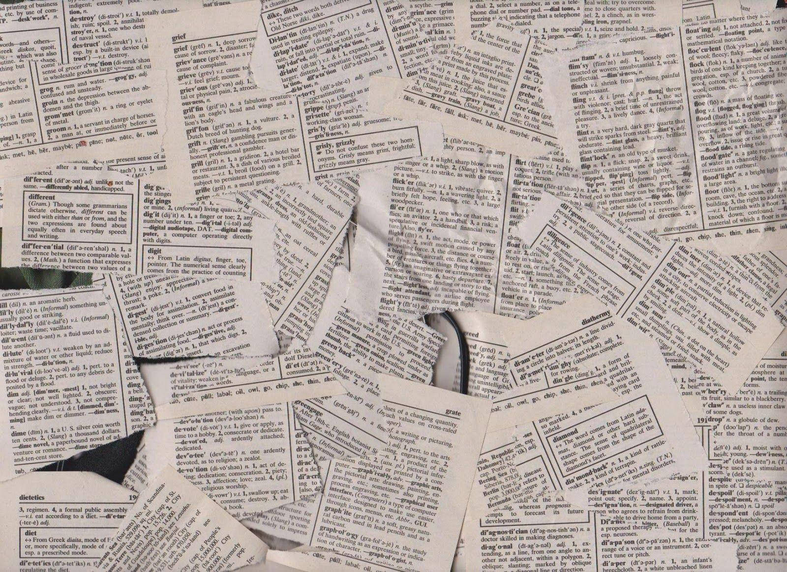 Dictionary 桌布 壁紙 — 一副復古老花眼鏡放在一本充滿密密麻麻文字的字典頁拼貼畫上。