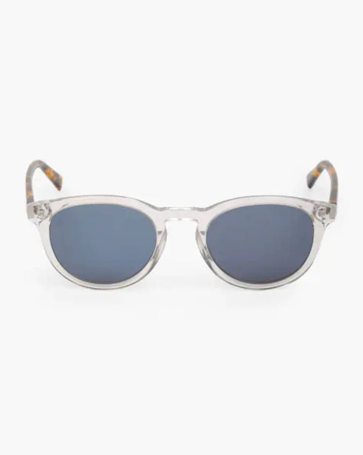 Sunglasses 桌布 壁紙 — 一副時尚太陽眼鏡，配上半透明鏡框和玳瑁色鏡臂，靠在純白色背景上。
