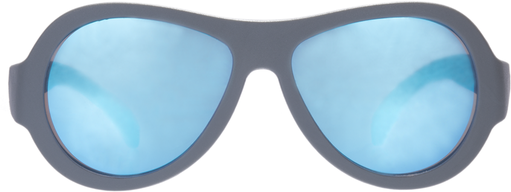 Goggles 桌布 壁紙 — 一副時尚灰色鏡框太陽眼鏡，搭配淺藍色鏡面鏡片，反射柔和天空色調。