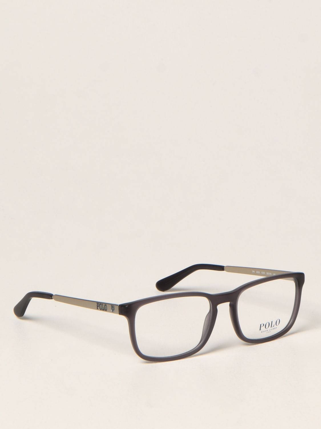glasses 桌布 壁紙 — 一副時尚的黑色框POLO太陽眼鏡，在柔和的工作室燈光下，放置在潔淨的米白色表面上。