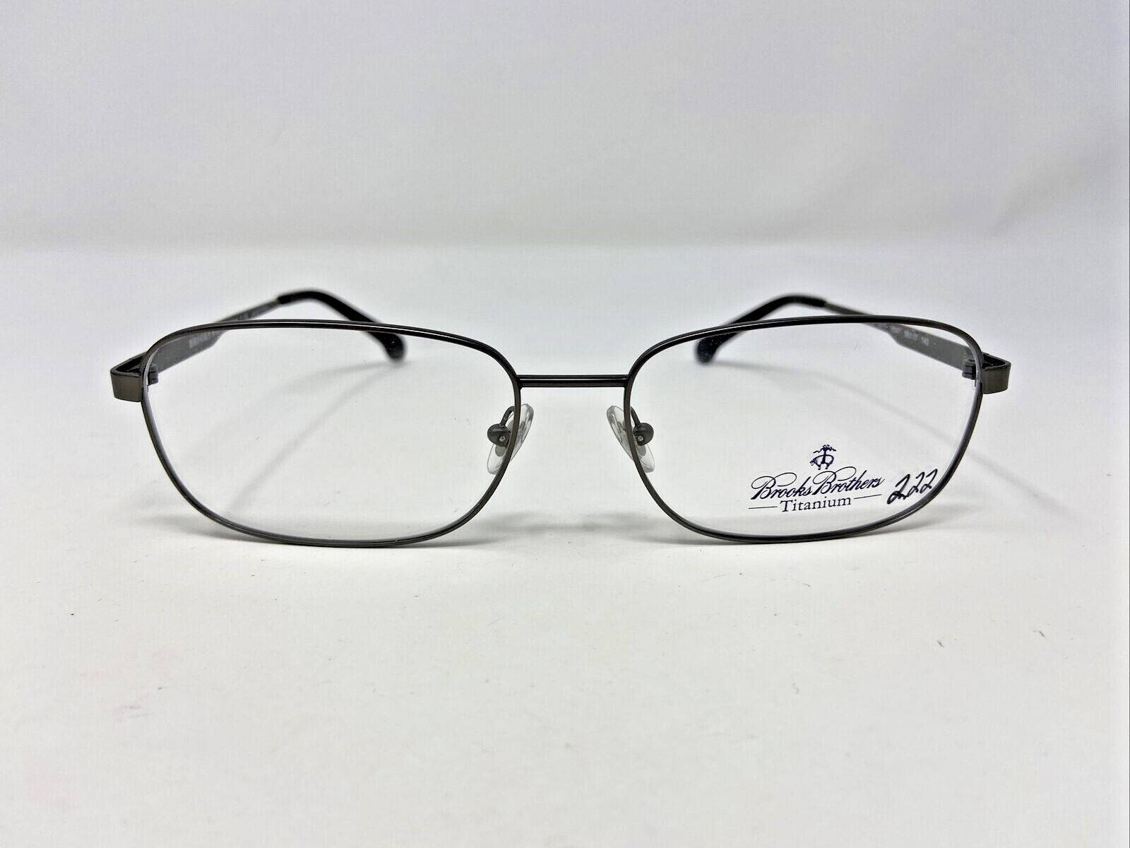 glasses 桌布 壁紙 — 一副時尚的黑色鈦金屬框眼鏡，帶有Brooks Brothers品牌標誌，放置在純白色表面上。
