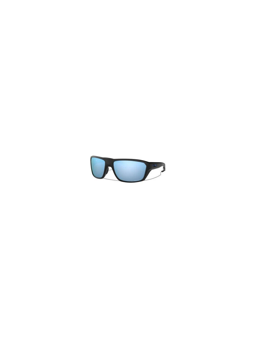 Sunglasses 桌布 壁紙 — 一副時尚黑色鏡框太陽眼鏡，配淺藍色鏡面鏡片，置於純白背景中央。