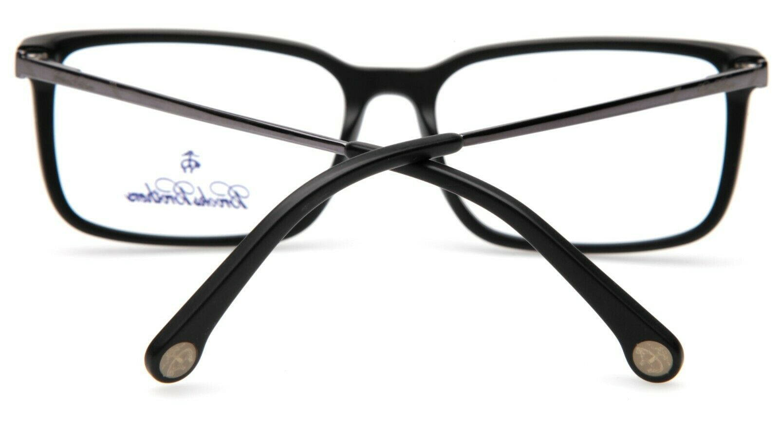 glasses 桌布 壁紙 — 一副時尚黑色鏡框眼鏡，金色鏡臂尖端，鏡片上有藍色標誌，在白色背景上獨立展示。