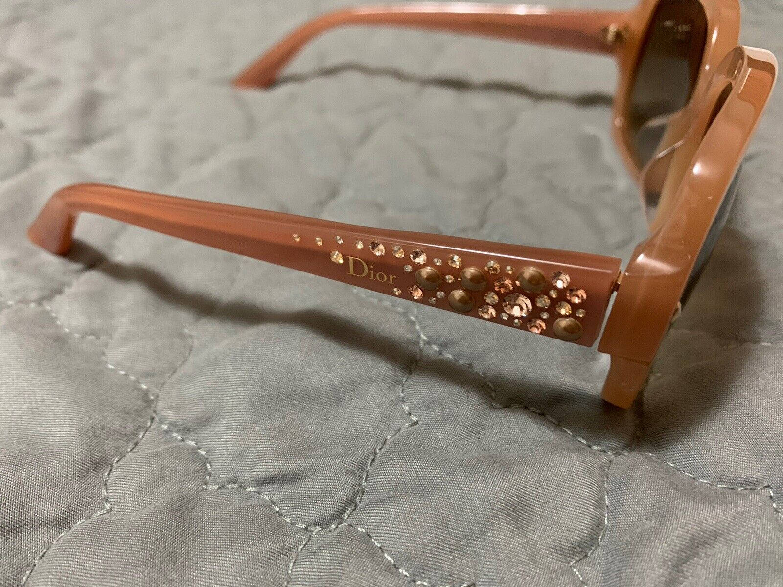灰色絎縫布料上的玫瑰金色Dior太陽眼鏡，帶有水晶裝飾。 — Dior 動態 壁紙