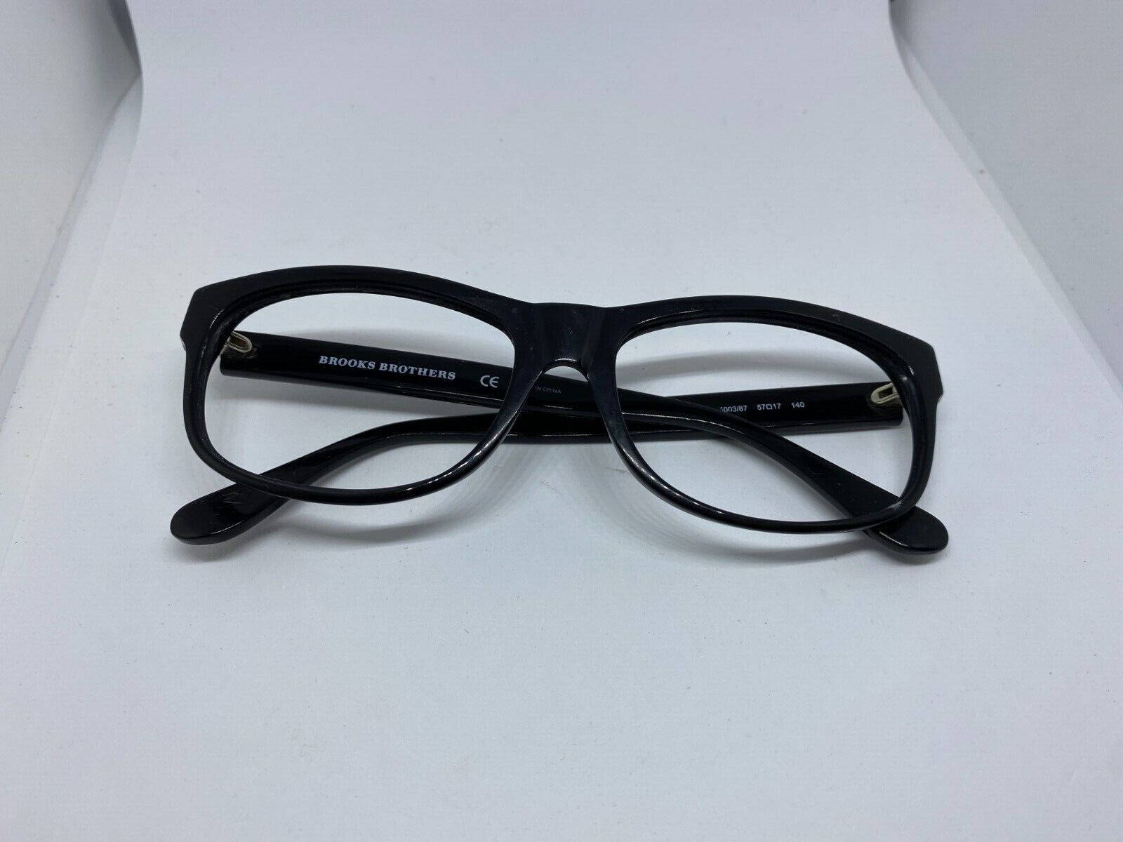 glasses 桌布 壁紙 — 一副黑色Brooks Brothers眼鏡放在潔白的表面上，帶有柔和陰影。