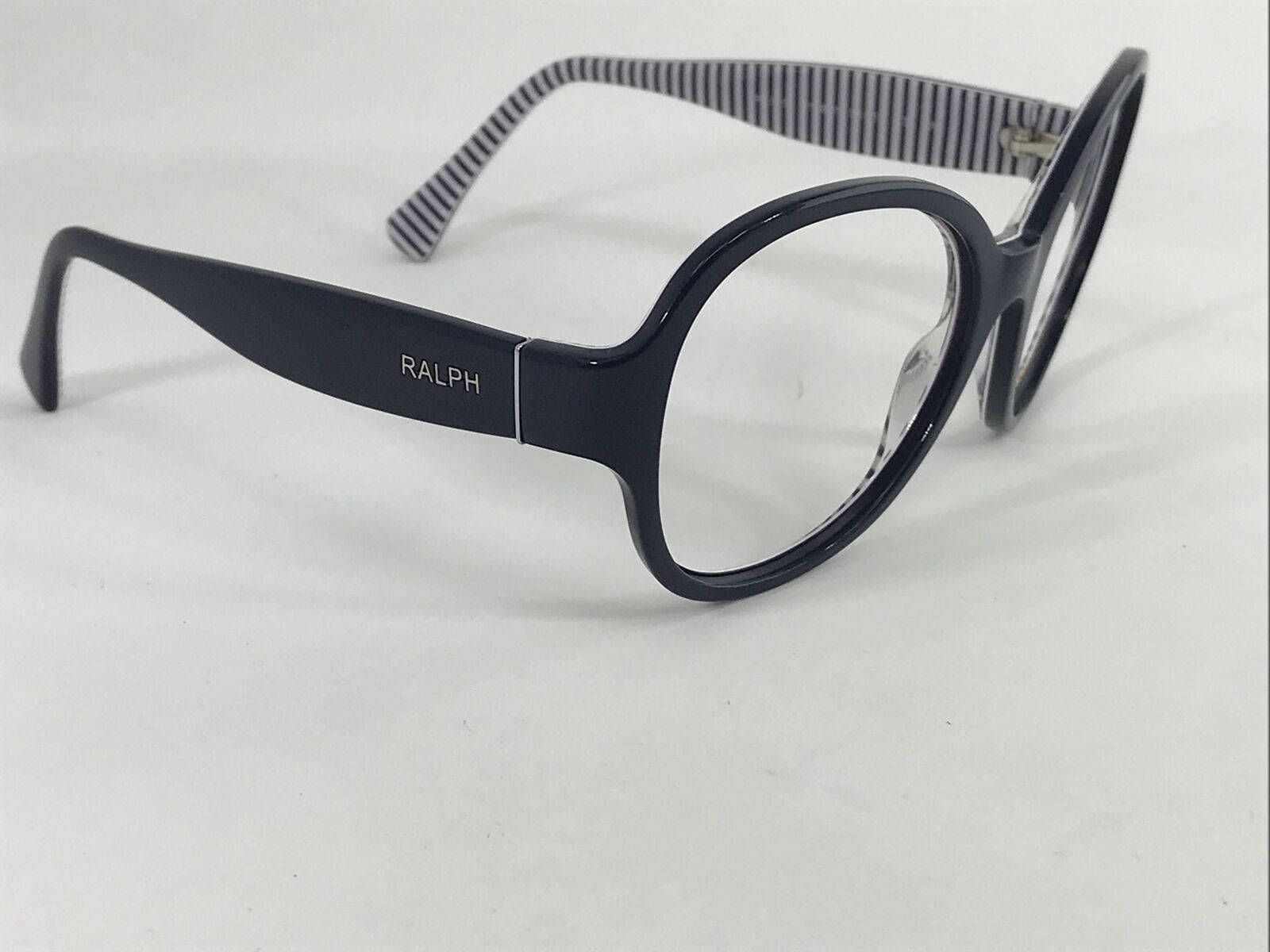 glasses 桌布 壁紙 — 一副黑色橢圓框眼鏡，帶有條紋鏡腿尖端，放置在純白色表面上。
