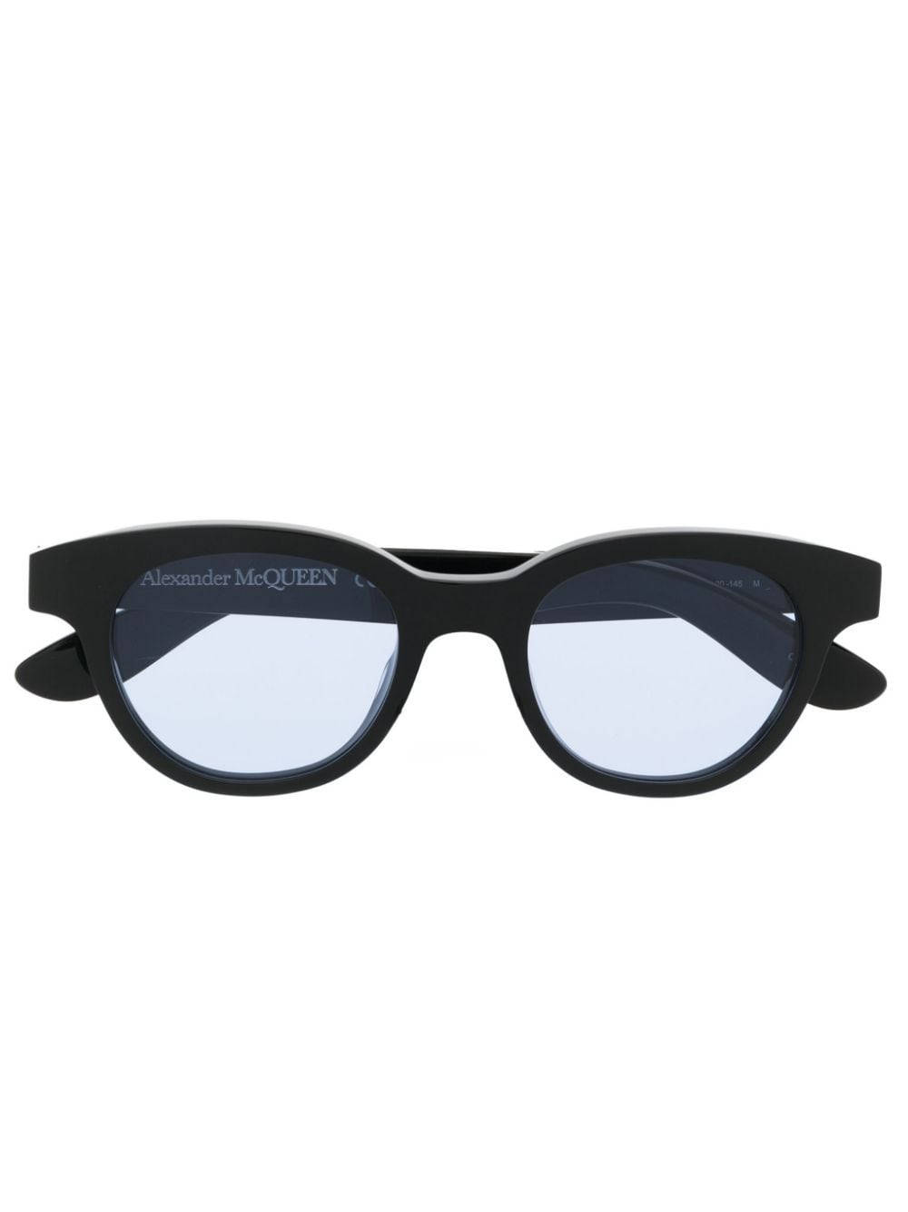 Sunglasses 桌布 壁紙 — 一副黑色鏡框的Alexander McQueen太陽眼鏡，配淺藍色鏡片，展示在純白色背景上。