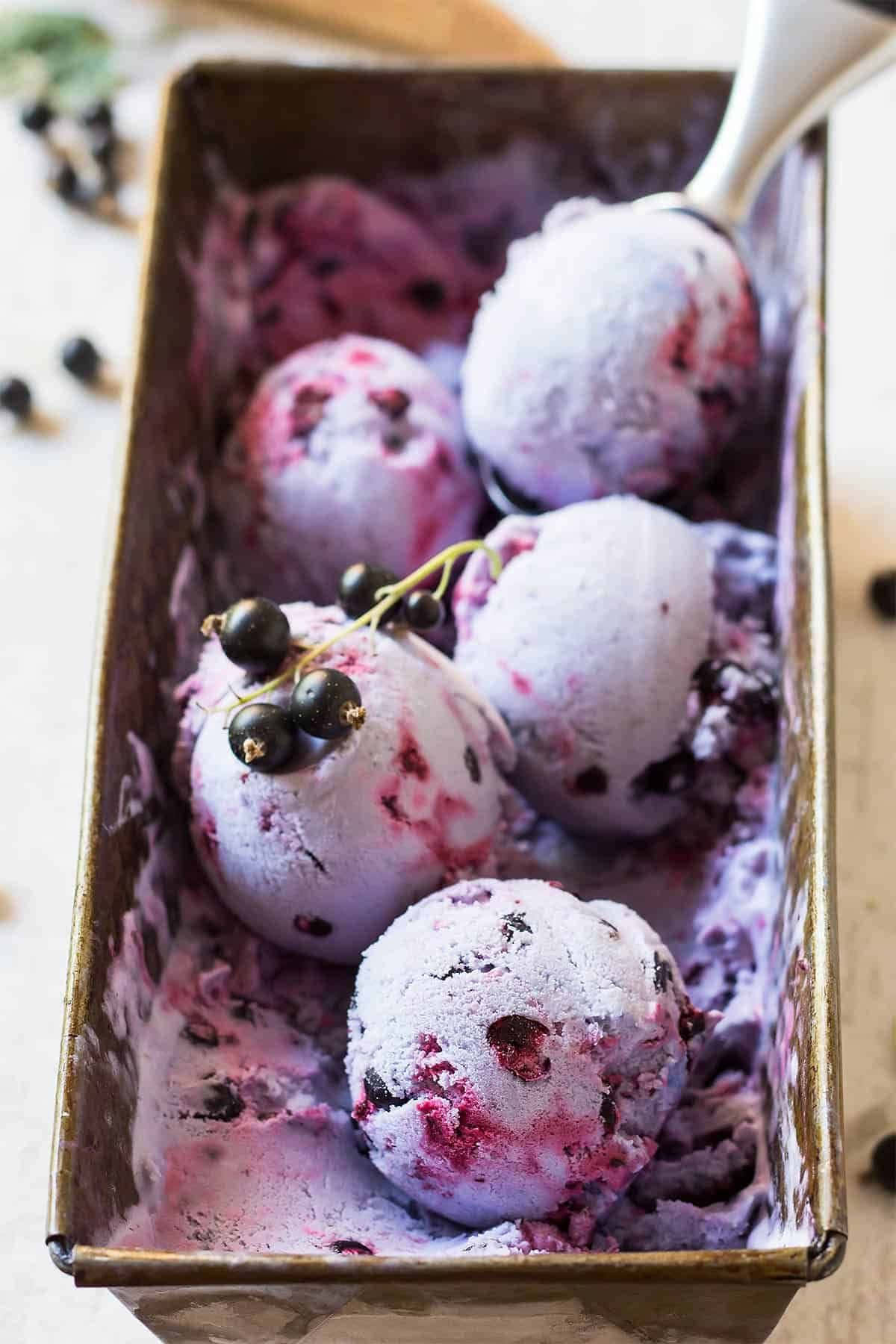 Black Currant 桌布 壁紙 — 一勺紫色莓果冰淇淋配黑醋栗，放在質樸的金屬麵包盤中。