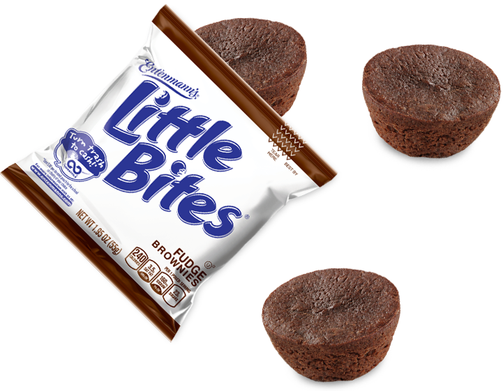 布朗尼 桌布 壁紙 — 一包 Entenmann's Little Bites 軟糖布朗尼，三個獨立包裝的布朗尼漂浮在黑色背景上。