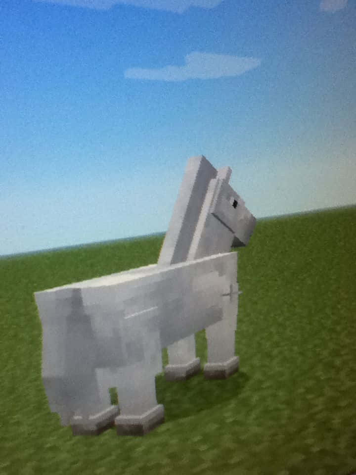 Minecraft Horses 桌布 壁紙 — 一匹像素化的白馬站在綠草地上，天空清澈湛藍，有稀疏的雲朵。