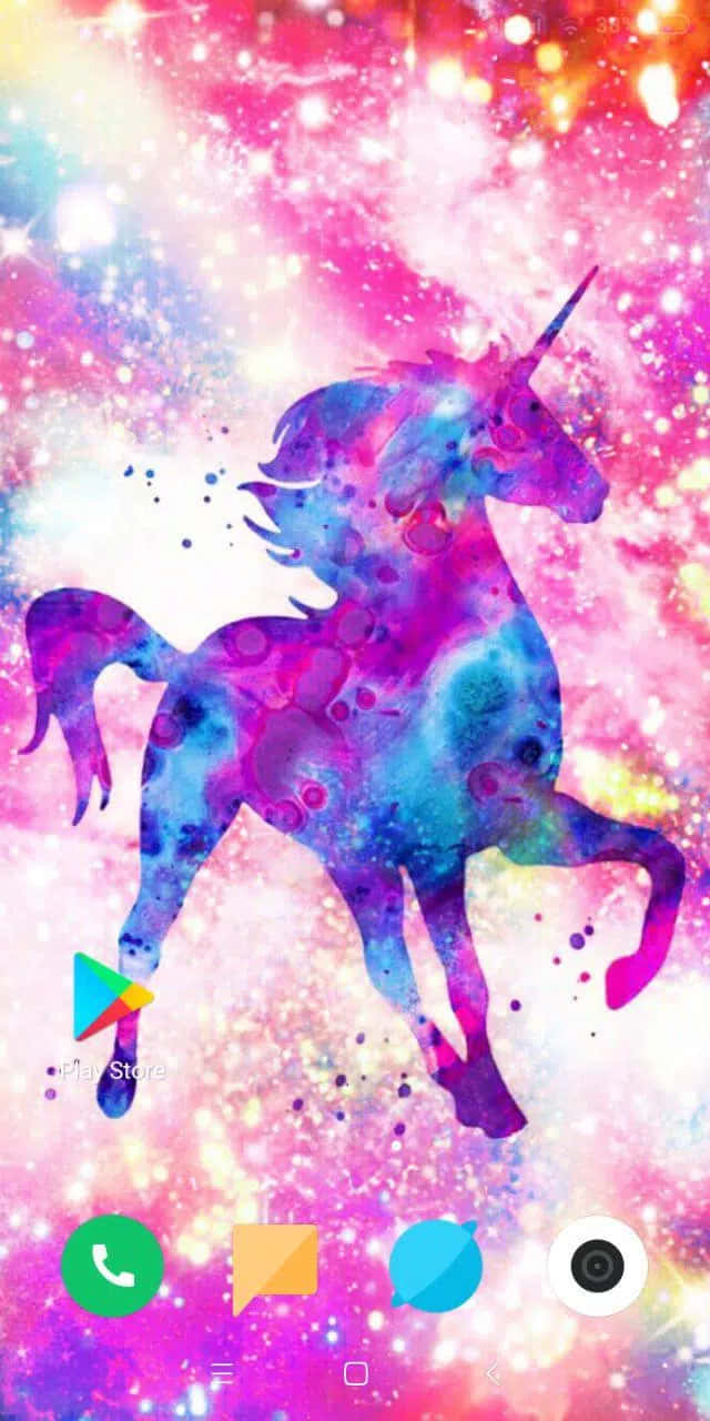 Pastel Unicorn 桌布 壁紙 — 一匹充滿活力的水彩獨角獸在粉紅、紫色和藍色的閃爍宇宙星雲中奔騰。