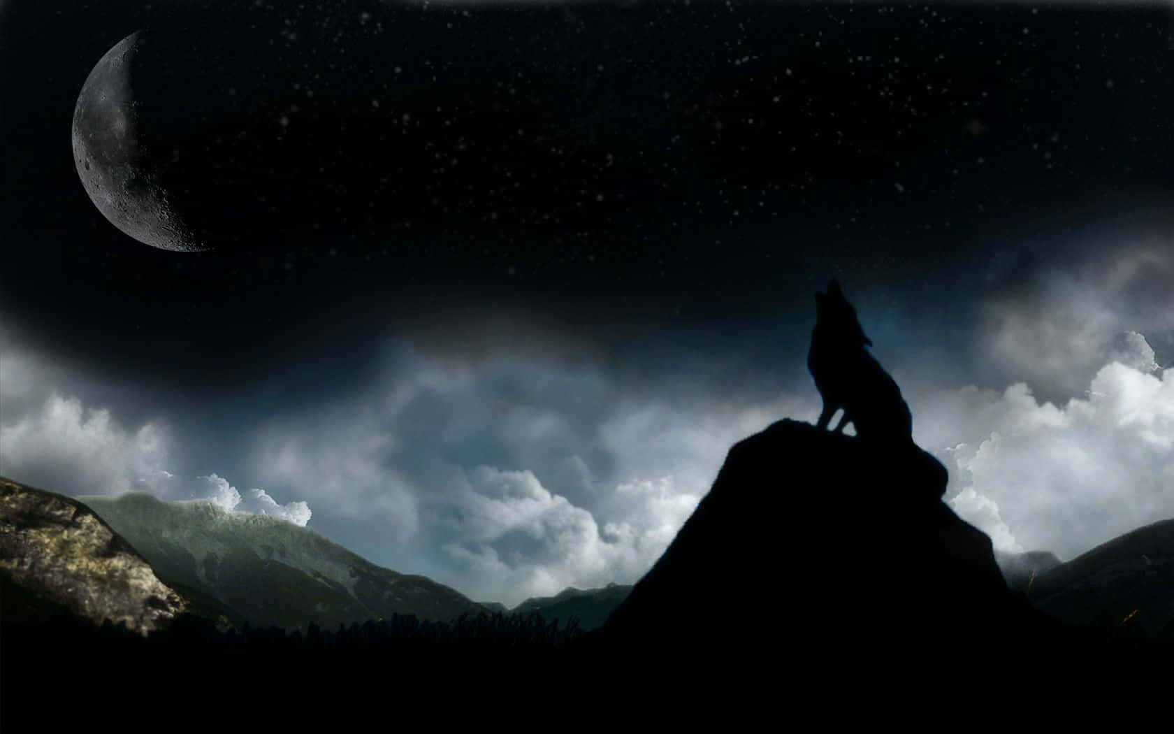 Wolf Howling 桌布 壁紙 — 一匹孤獨的狼在岩石山峰上的剪影，在彎月和繁星點點的夜空下，對著戲劇性的雲層嚎叫。