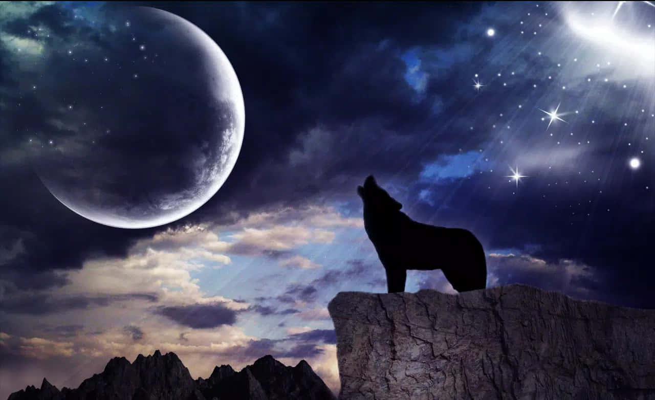 Wolf Free 桌布 壁紙 — 一匹孤獨的狼在岩石峭壁上嚎叫，背景是巨大的月亮和繁星點點的夜空，伴隨著戲劇性的雲層。