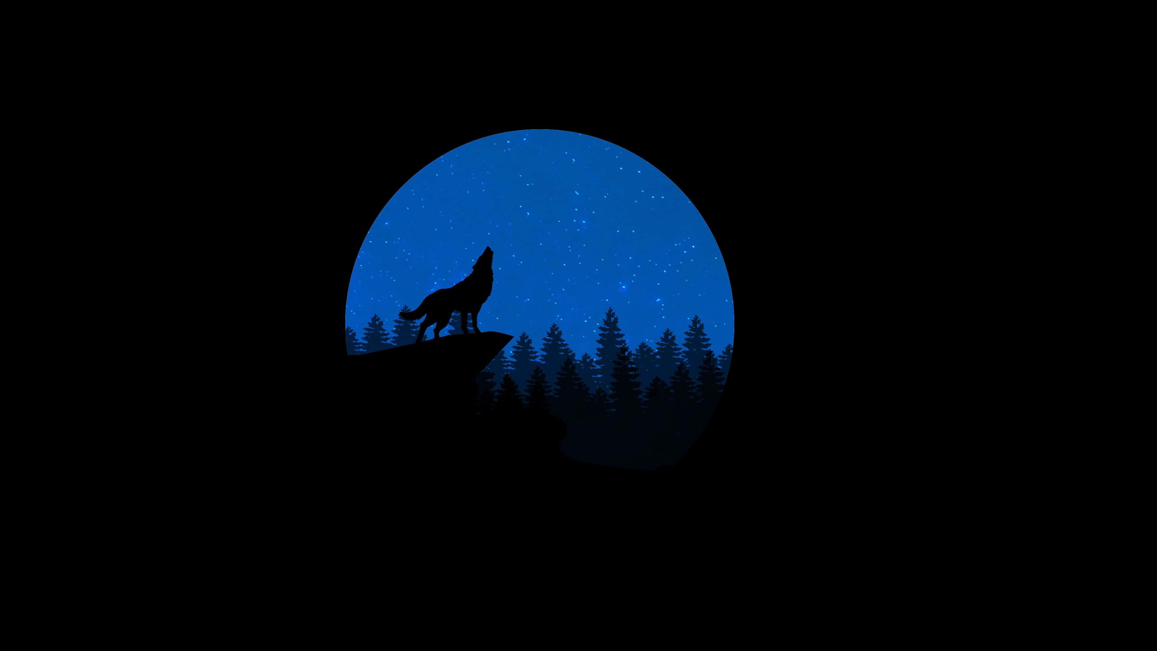 Wolf Minimalist 桌布 壁紙 — 一匹孤獨的狼在懸崖頂上嚎叫，背景是星空藍月與黑暗森林的剪影。