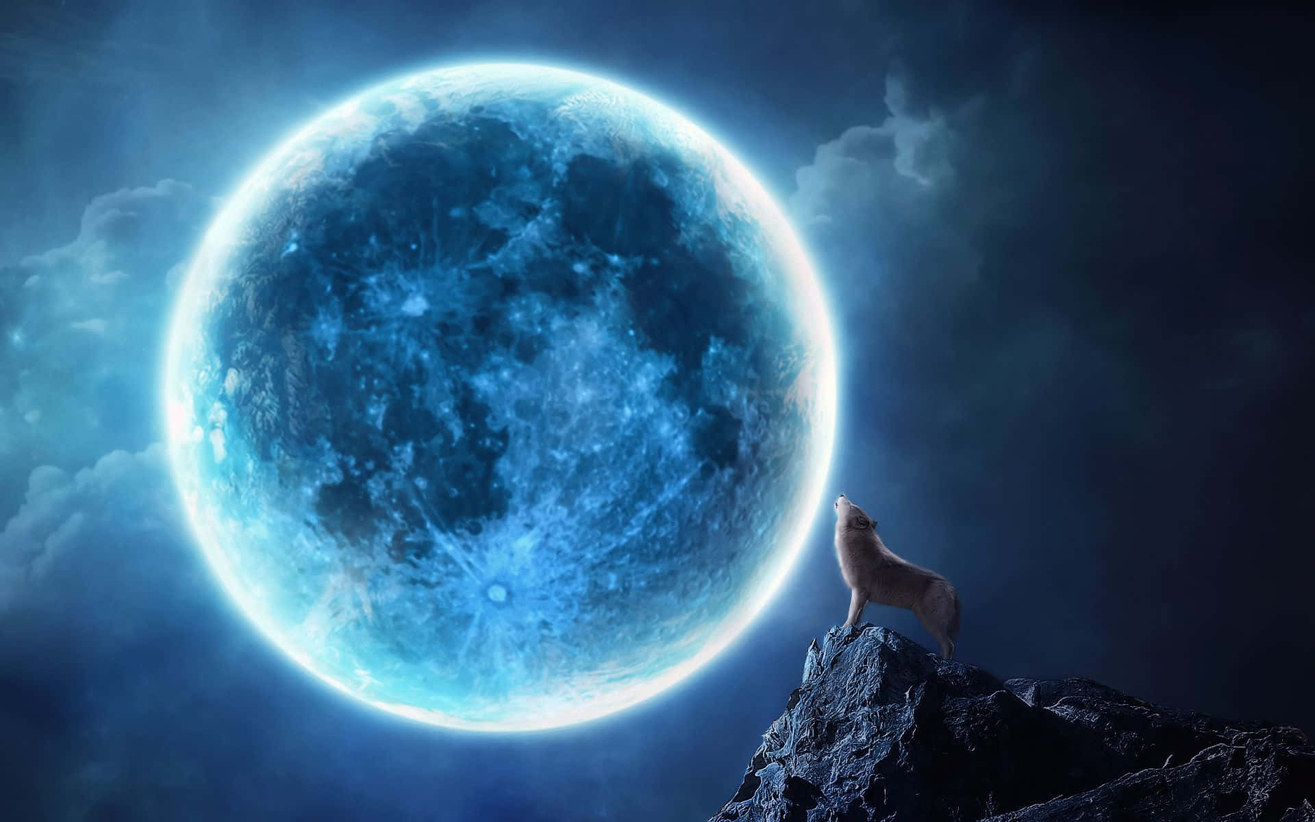 Pretty Moon 桌布 壁紙 — 一匹孤獨的狼對著一輪在黑暗多雲天空下、從岩石懸崖上升起的巨大發光藍月嚎叫。