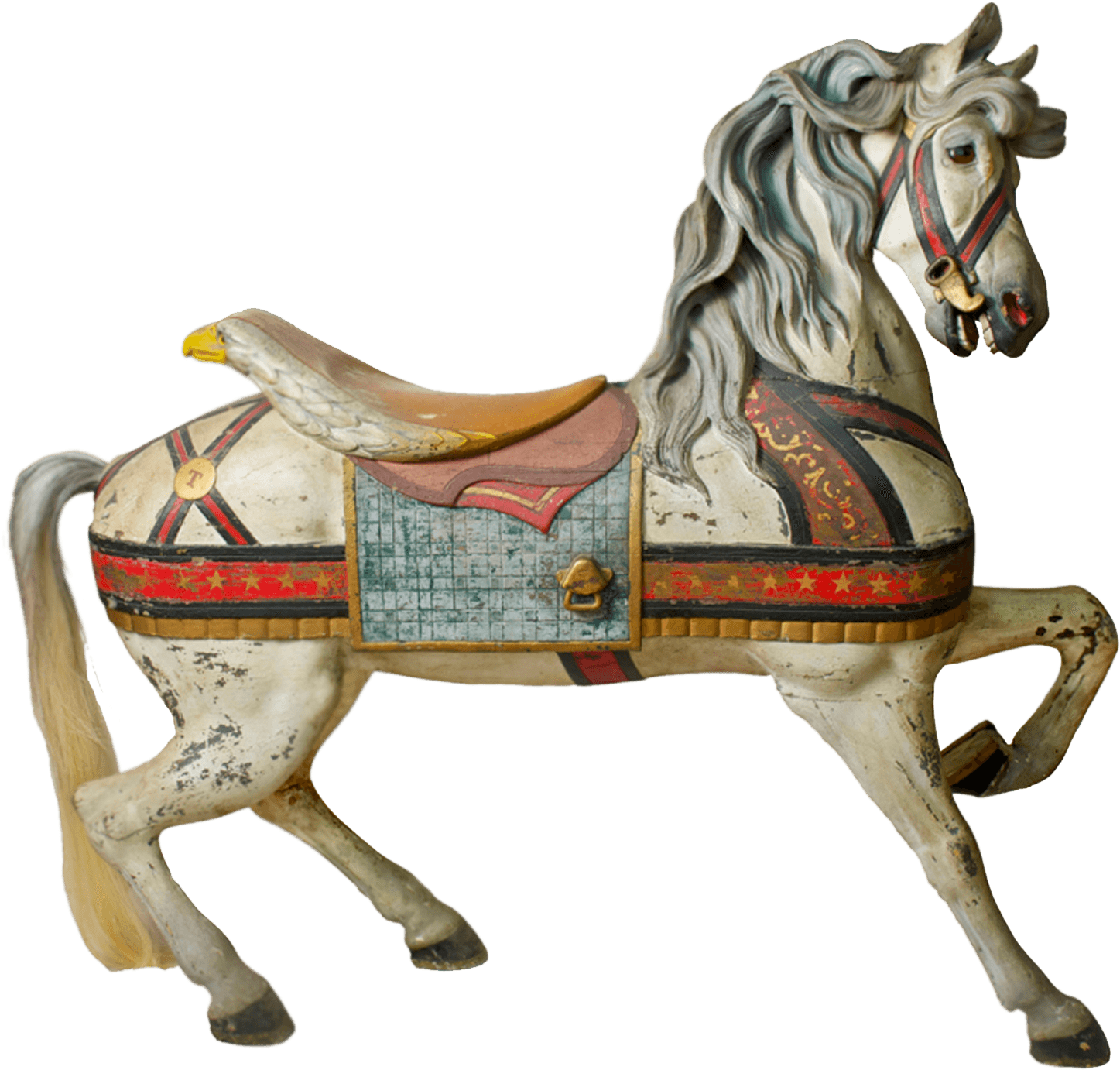 Horse Riding 桌布 壁紙 — 一匹復古旋轉木馬，帶有風化的白色油漆和華麗的紅色、金色和藍色馬鞍細節，在黑色背景前擺好姿勢。