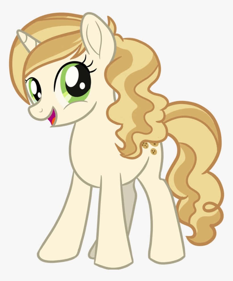 Mlp Phone 桌布 壁紙 — 一匹快樂的卡通小馬，有金色捲曲的鬃毛和尾巴，綠色的眼睛，還有一個小角，在純色背景上微笑。