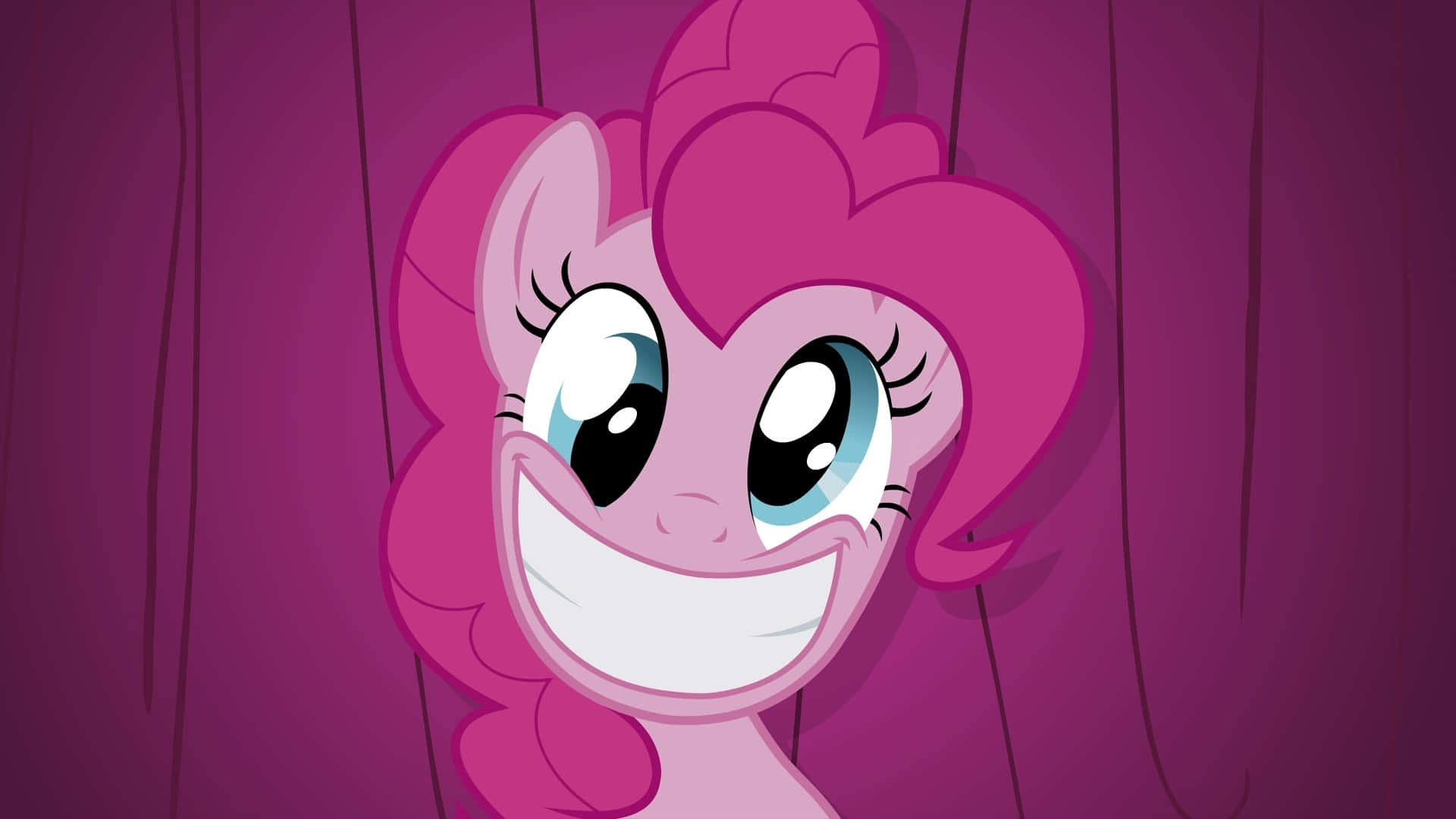 pinkie pie 桌布 壁紙 — 一匹快樂的粉紅色小馬，擁有心形頭髮和大眼睛，在紫色木質背景前燦爛微笑。