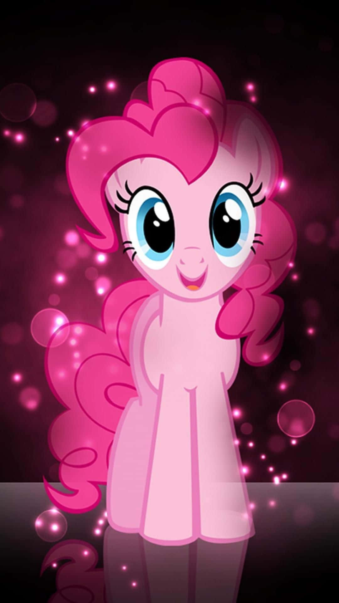 pinkie pie 桌布 壁紙 — 一匹快樂的粉紅色小馬，擁有捲曲鬃毛和閃閃發光的眼睛，在深粉紅色散景背景中微笑。