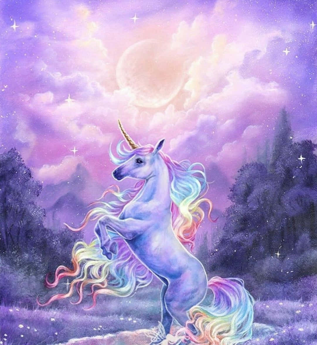 彩虹獨角獸 桌布 壁紙 — 一匹擁有彩虹鬃毛的雄偉獨角獸在發光的月亮下，在夢幻般的紫色暮光森林中驕傲地揚起前蹄。