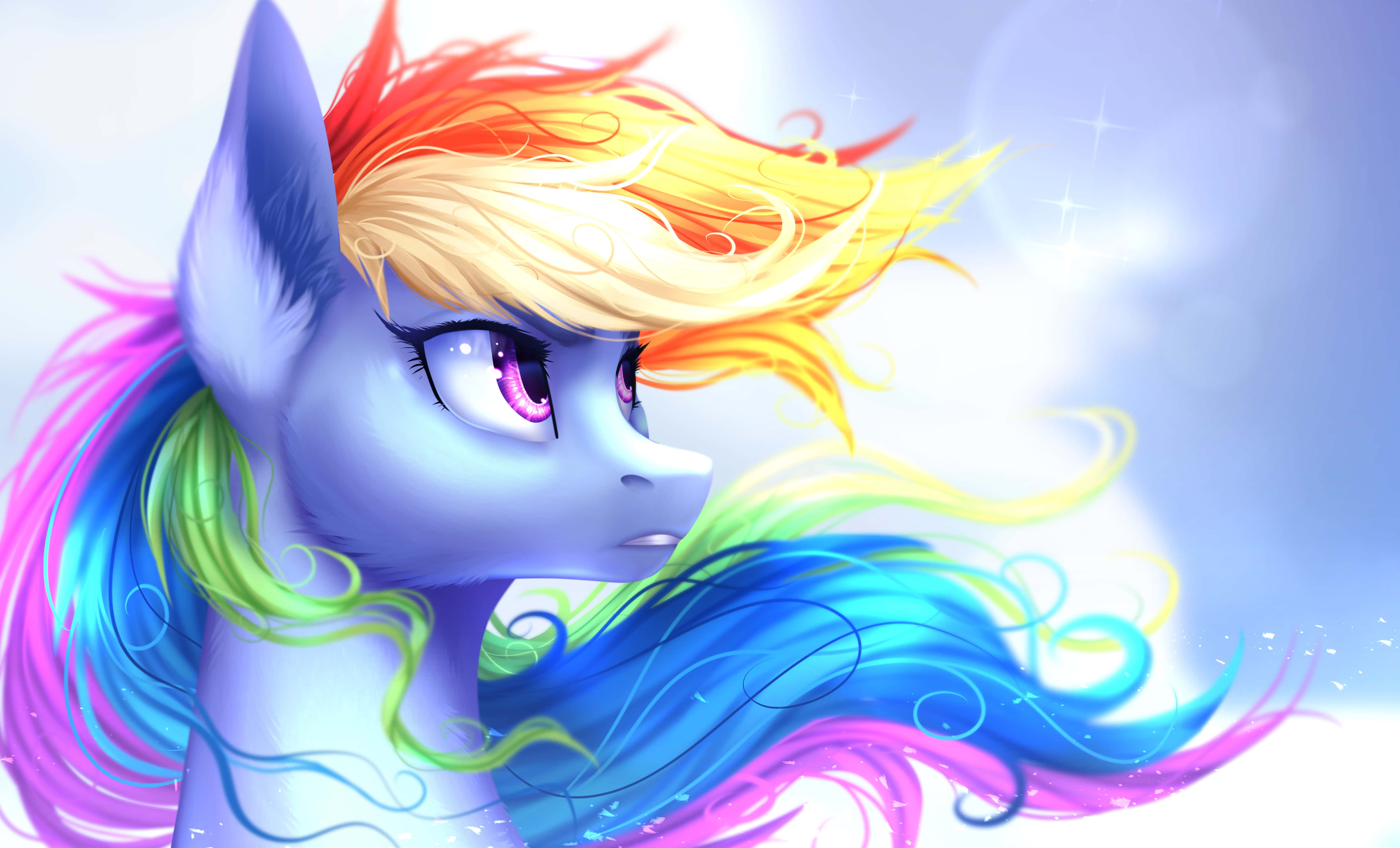 pony 桌布 壁紙 — 一匹擁有鮮豔彩虹鬃毛和紫色眼睛的小馬，在閃爍光效的明亮天空下若有所思地凝視。