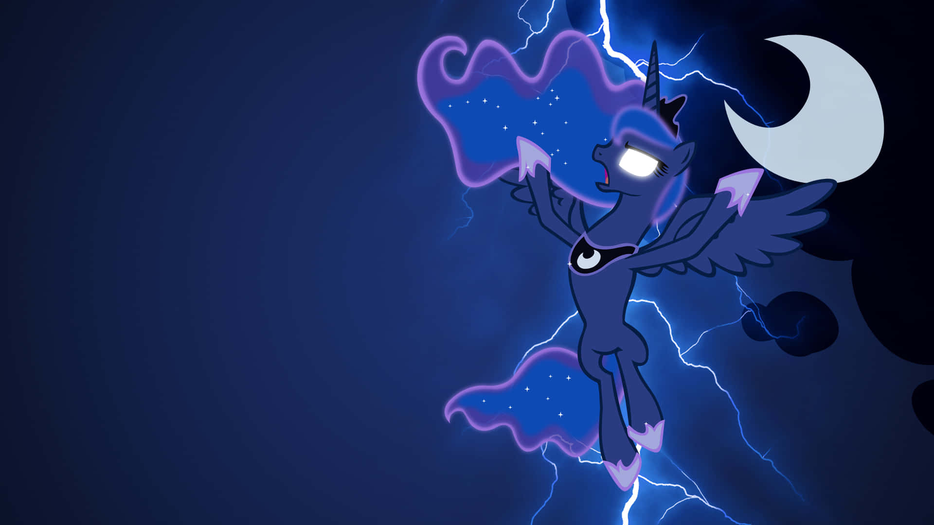 Nightmare Moon 桌布 壁紙 — 一匹深藍色的小馬，有著發光的眼睛和紫色鬃毛，在閃電和彎月之間盤旋，背景是深藍色的夜空。