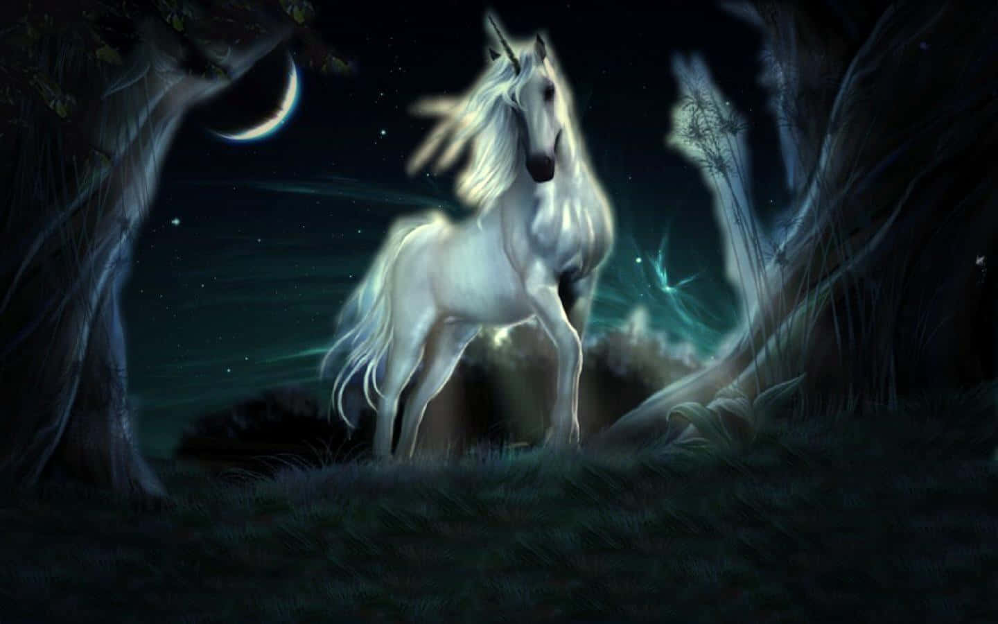 Real Unicorn 桌布 壁紙 — 一匹發光的白色獨角獸在月光照耀的森林中，在彎月和星空下威嚴地站立。