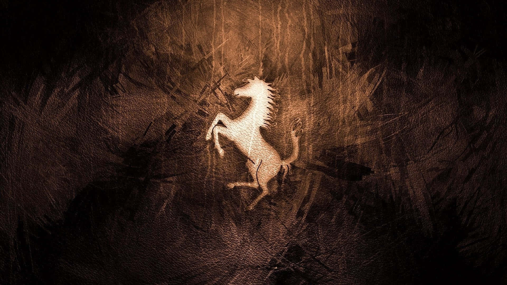 Mustang Horse 桌布 壁紙 — 一匹發光的白馬在質感豐富的深棕色背景前動態地揚起，帶有戲劇性的燈光。