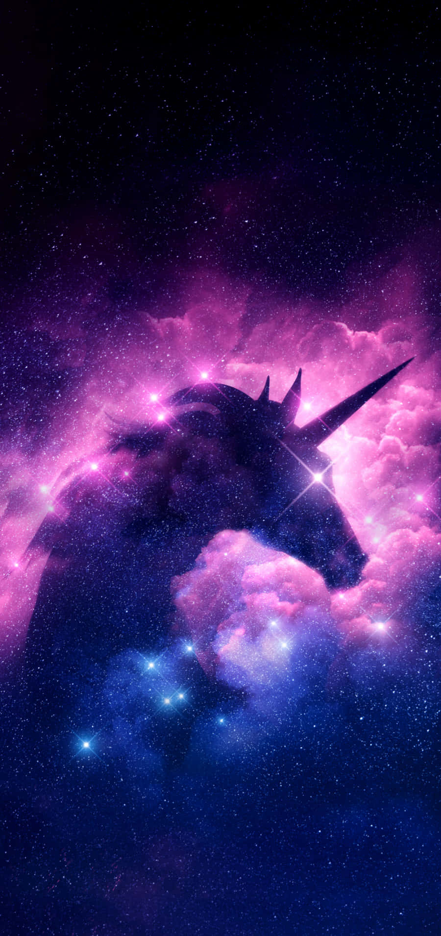 桌布 壁紙 — 一匹雄偉的獨角獸剪影從宇宙雲層中浮現，背景是充滿活力的紫色和藍色星空。
