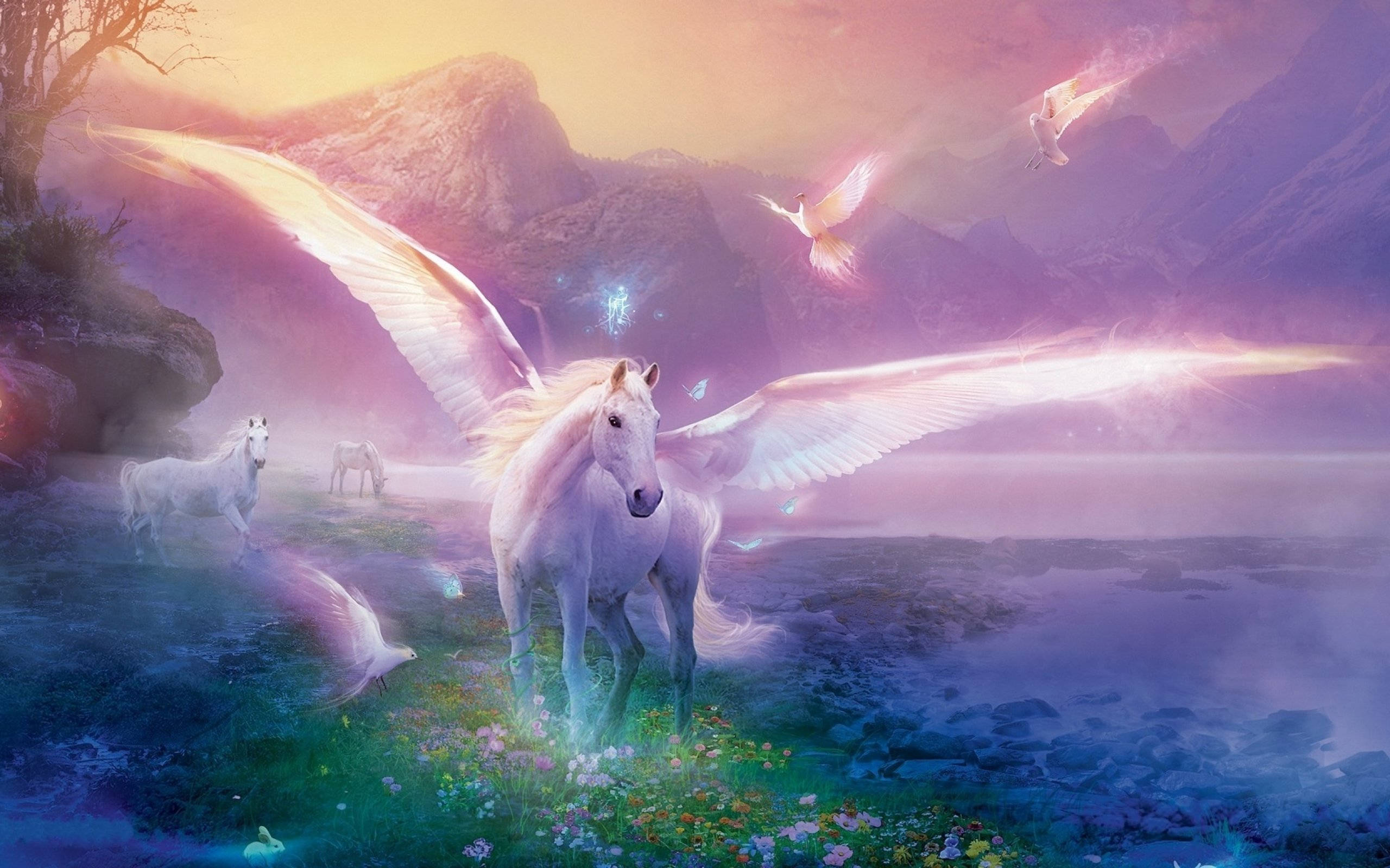 Cool Unicorn 桌布 壁紙 — 一匹雄偉的白色有翼馬站在發光的草地上，背景有山脈和飛鳥，天空是超現實的日落景色。