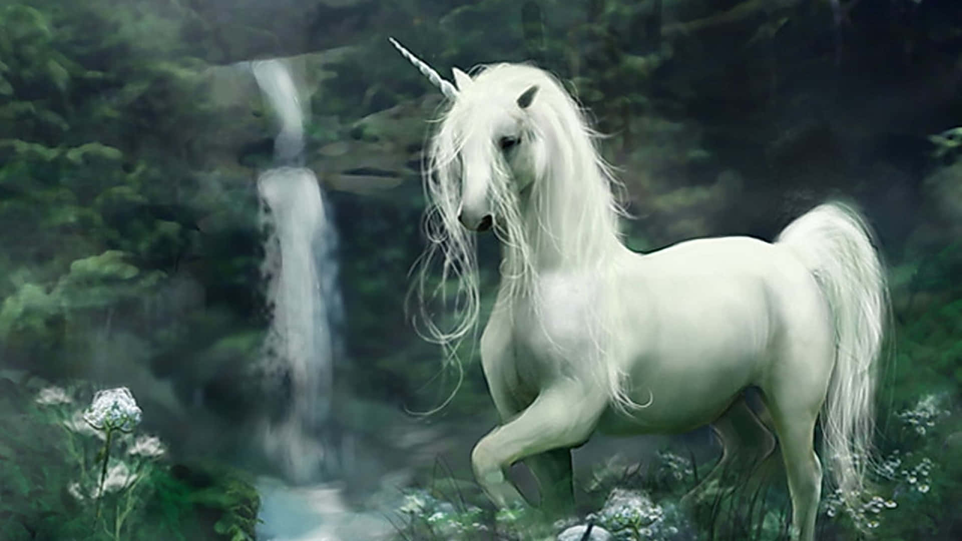Unicorn Desktop 桌布 壁紙 — 一匹雄偉的白色獨角獸，擁有飄逸的鬃毛，優雅地站在茂密綠色森林中霧氣繚繞的瀑布附近。