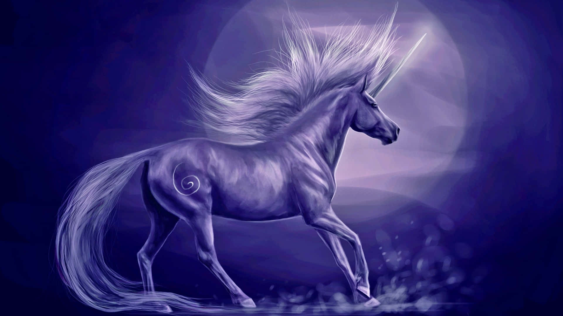 Unicorn Coloring 桌布 壁紙 — 一匹雄偉的銀色獨角獸在神秘的紫色月光背景下優雅地奔馳，鬃毛和尾巴飄逸。