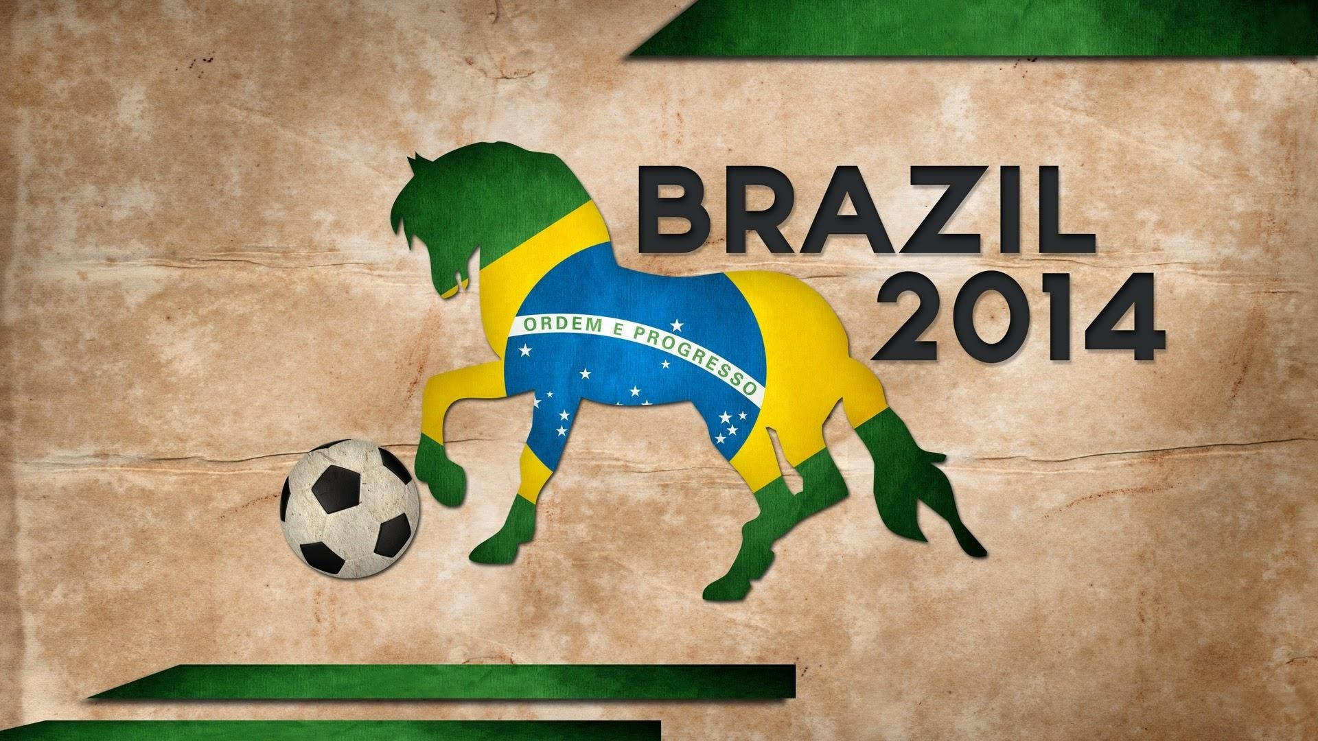 Brazil Flag 桌布 壁紙 — 一匹風格化的馬匹穿著巴西國旗，在帶有紋理的羊皮紙背景上運球，並帶有「BRAZIL 2014」文字。